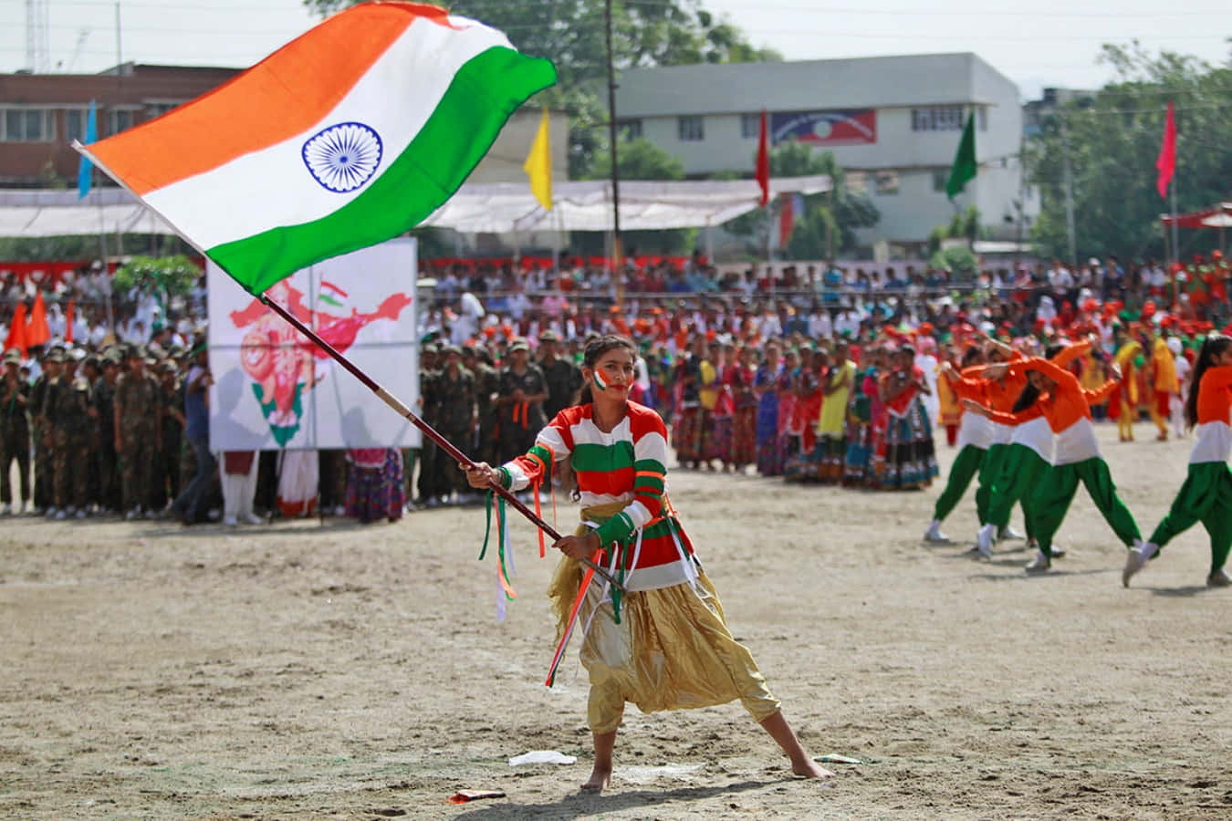 Bildav En Kvinna Som Vinkar Med Den Indiska Flaggan På Indiens Självständighetsdag