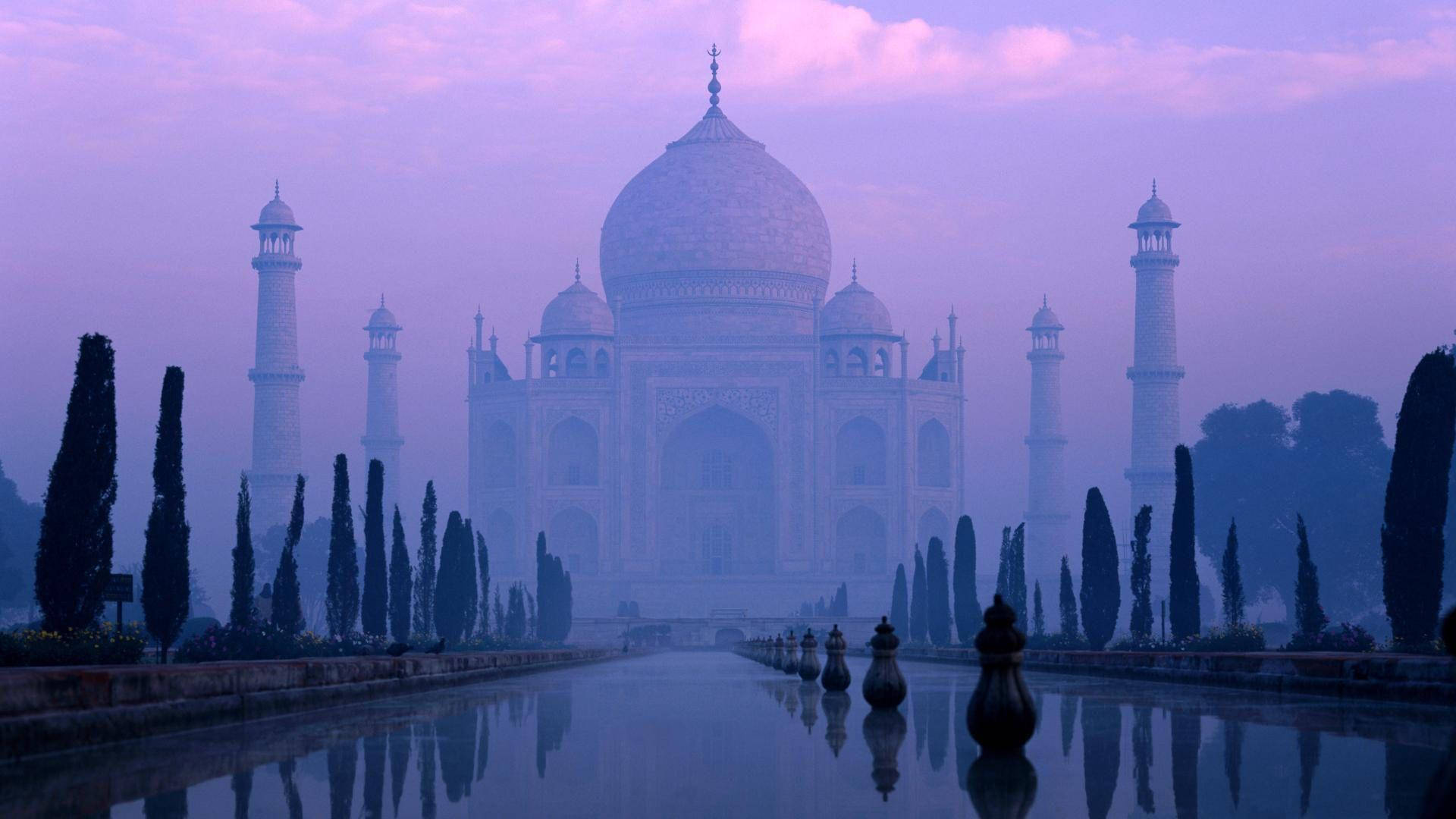 Eltaj Mahal De India En La Niebla. Fondo de pantalla