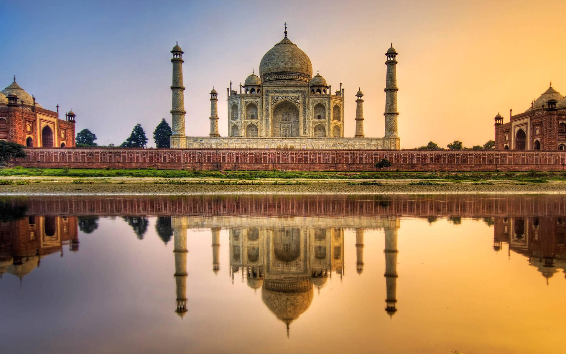 India's Taj Mahal Mirrored Perfectly Wallpaper