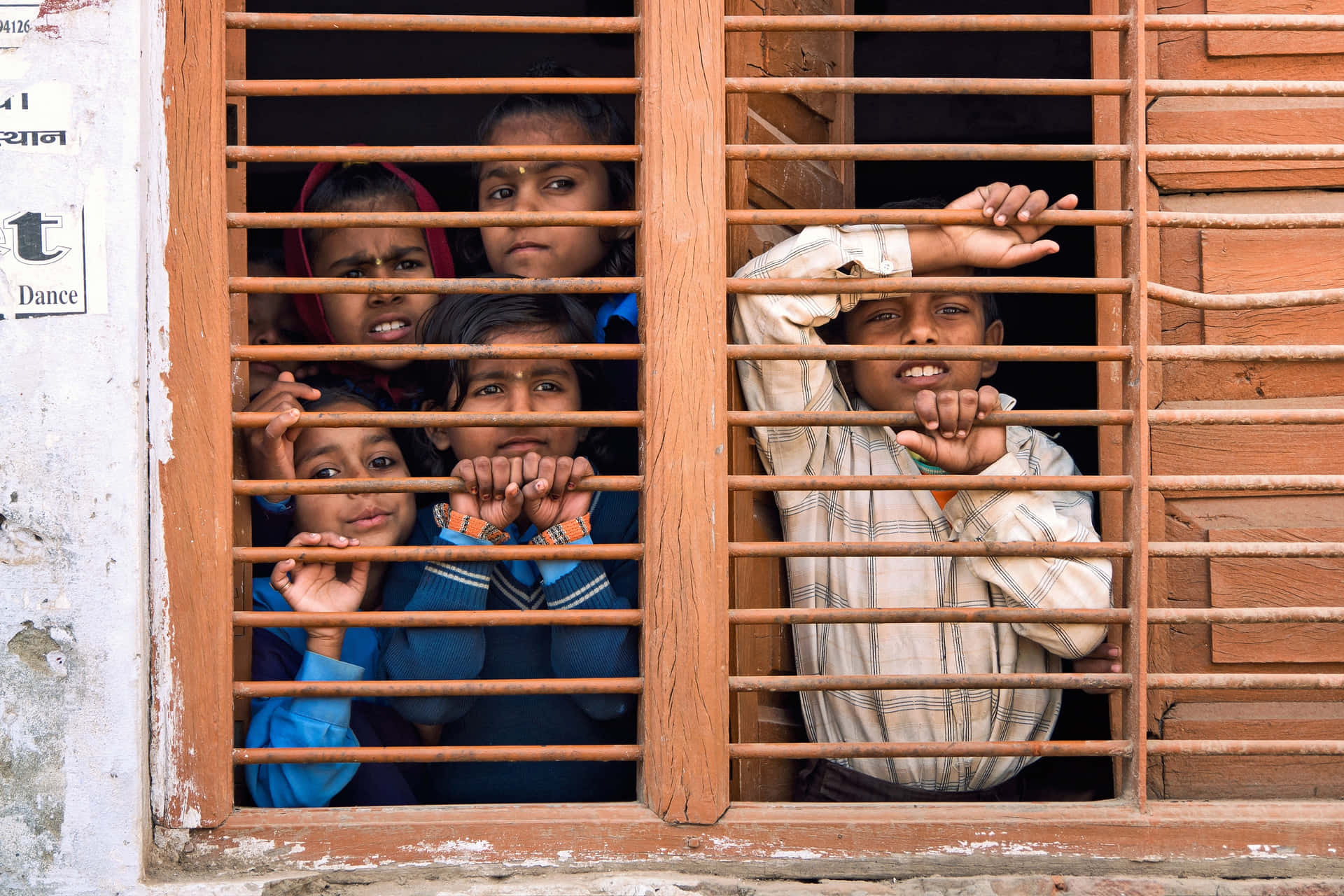 En indisk dreng der kigger gennem vinduet billede tapet.