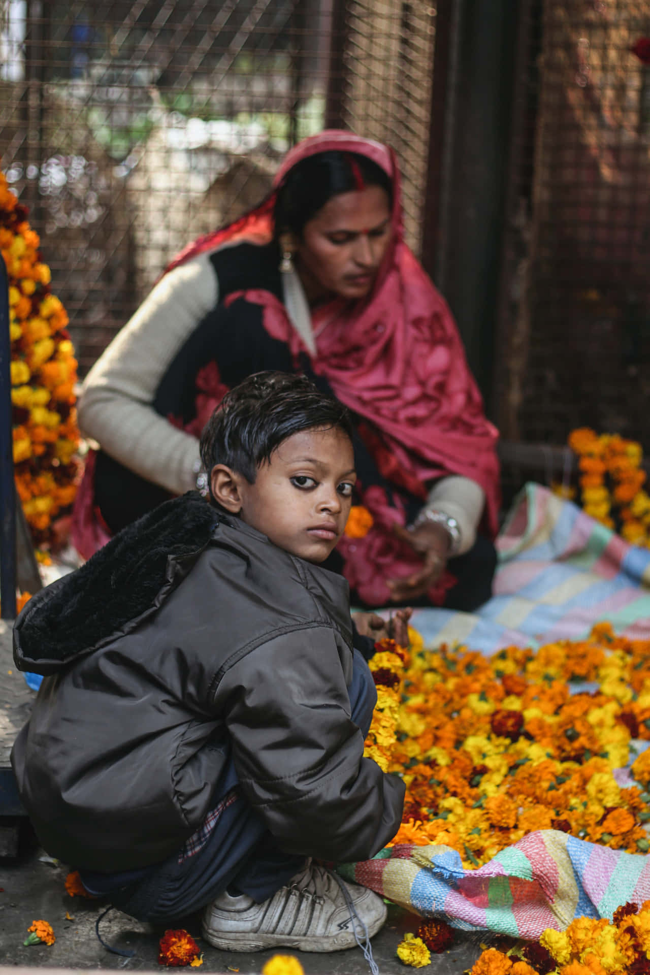 Indischerjunge Mit Orangefarbenen Blumenbild