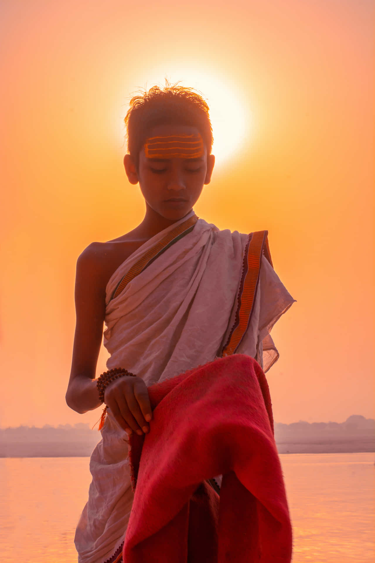 Fotografiade Menino Indiano Em Um Pôr Do Sol Brilhante.