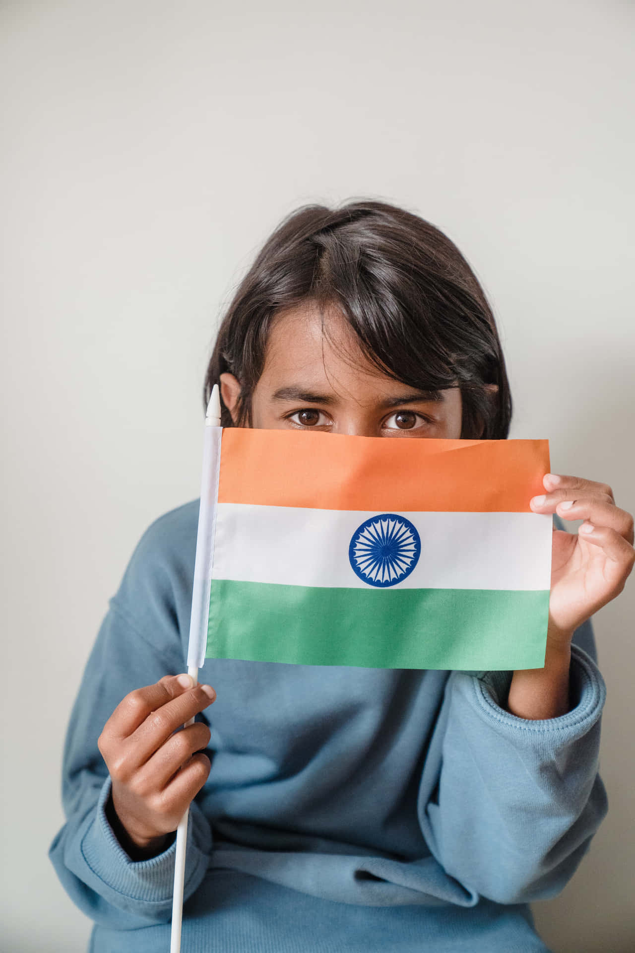 Bildeines Indischen Jungen, Der Sein Gesicht Mit Einer Flagge Bedeckt