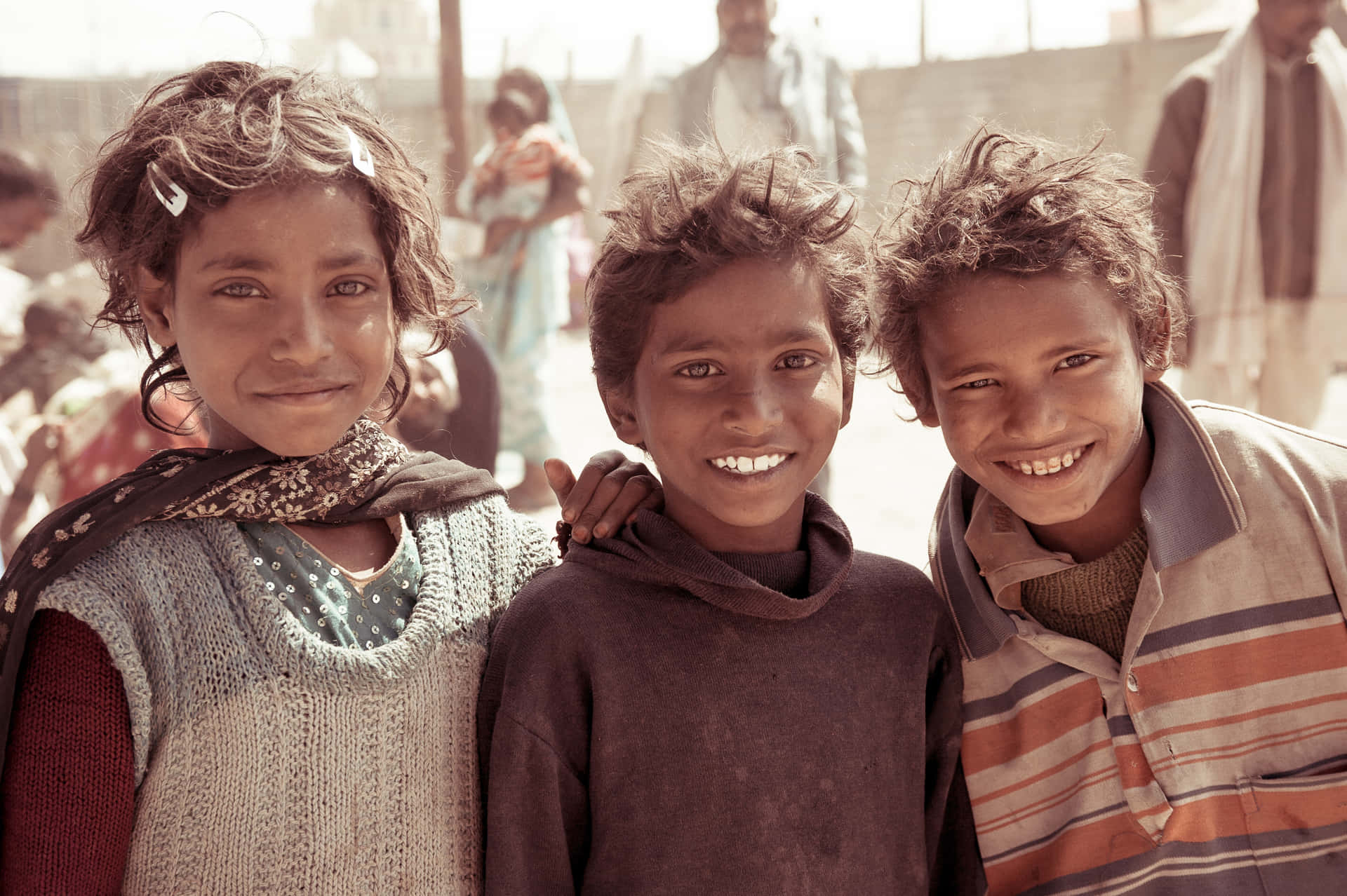 Ét pige og to indiske drenge billede