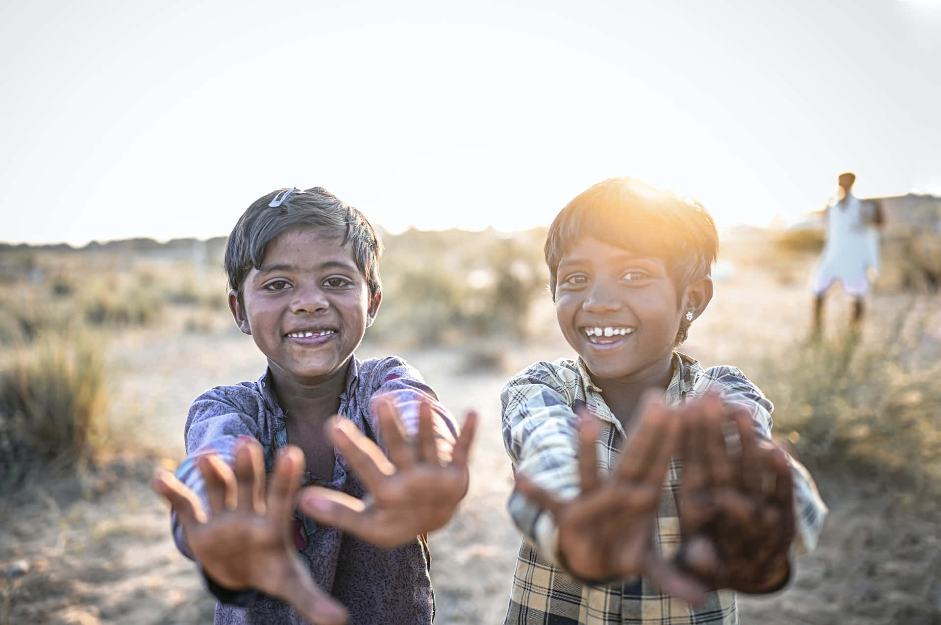 Bildvon Zwei Indischen Jungen Lächeln.