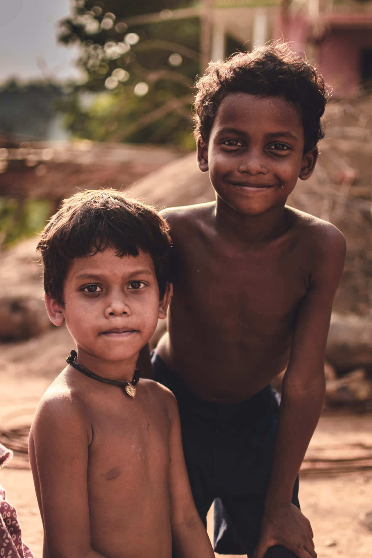 Naketfoto Av Två Unga Indiska Pojkar.