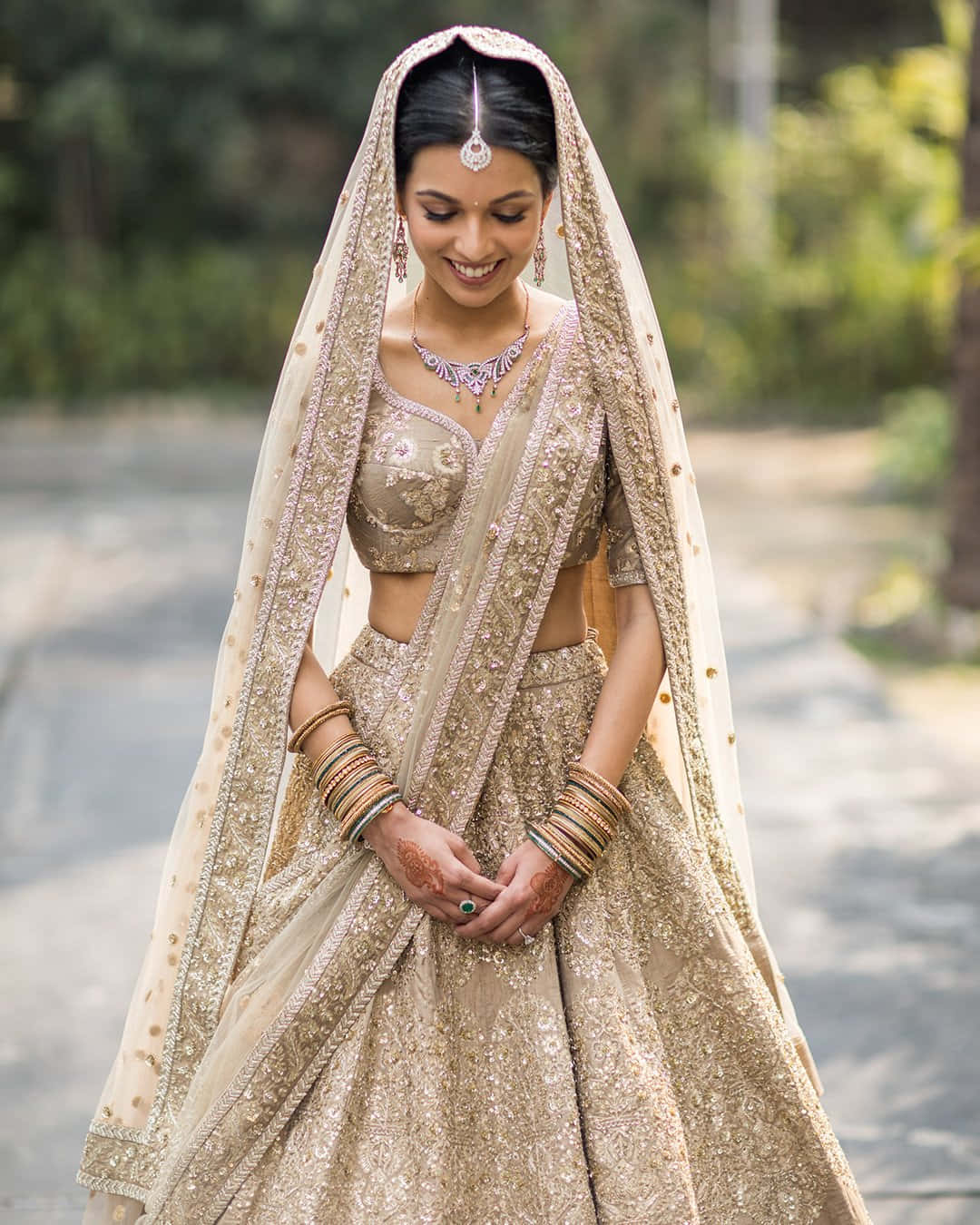 Bildeiner Indischen Braut In Goldenem Kleid