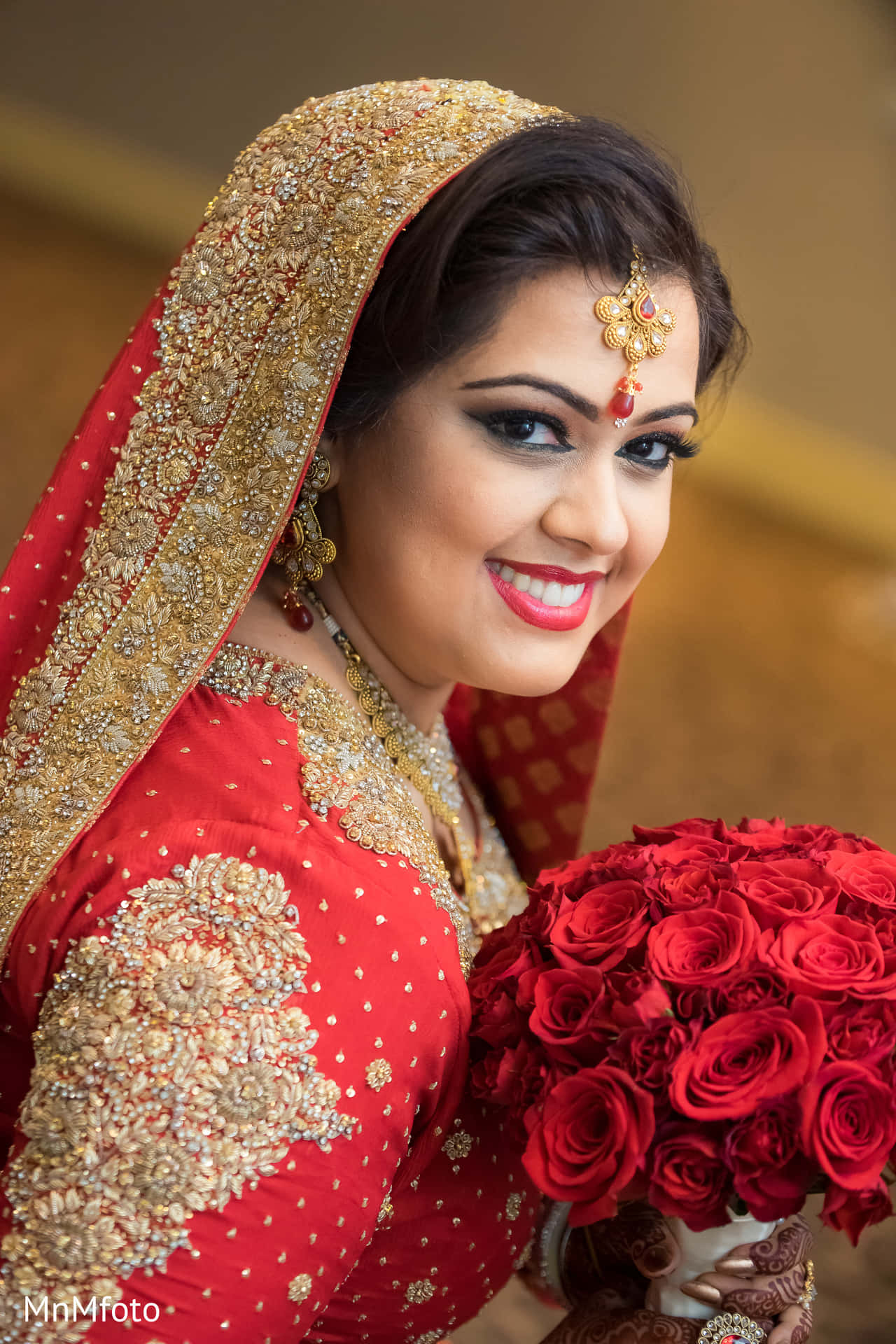 Bildeiner Indischen Braut Mit Blumenstrauß