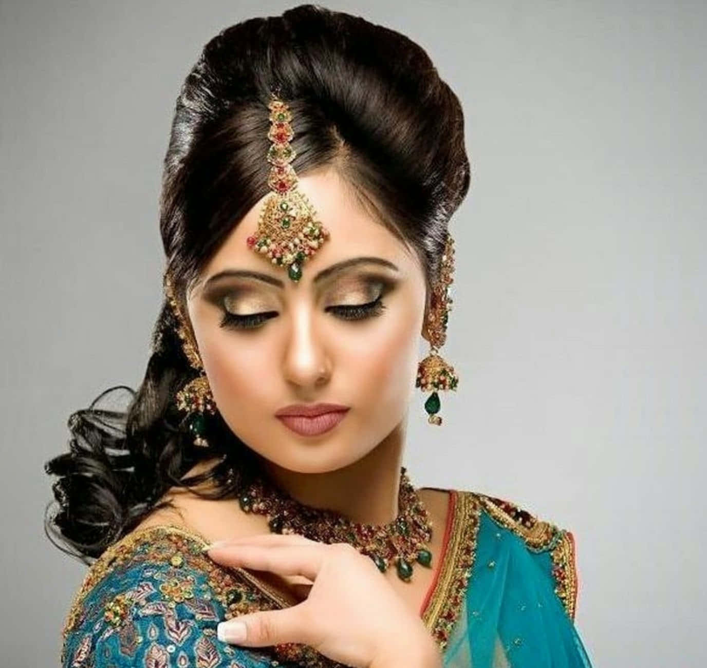 Indisk brud iført blå guld kjole billede