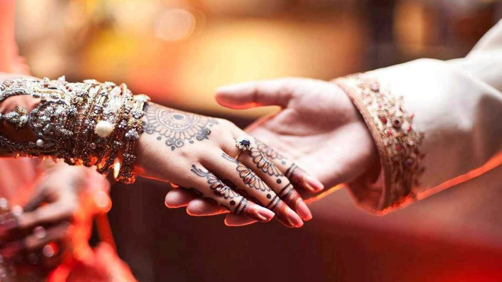 Poster Bride's Hand With Henna Tattoo And Jewellery, Indian Wedding -  PIXERS.US