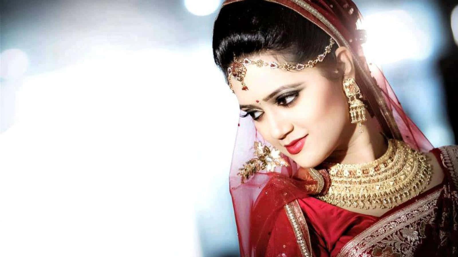 Bildeiner Indischen Braut Mit Goldenem Schmuck