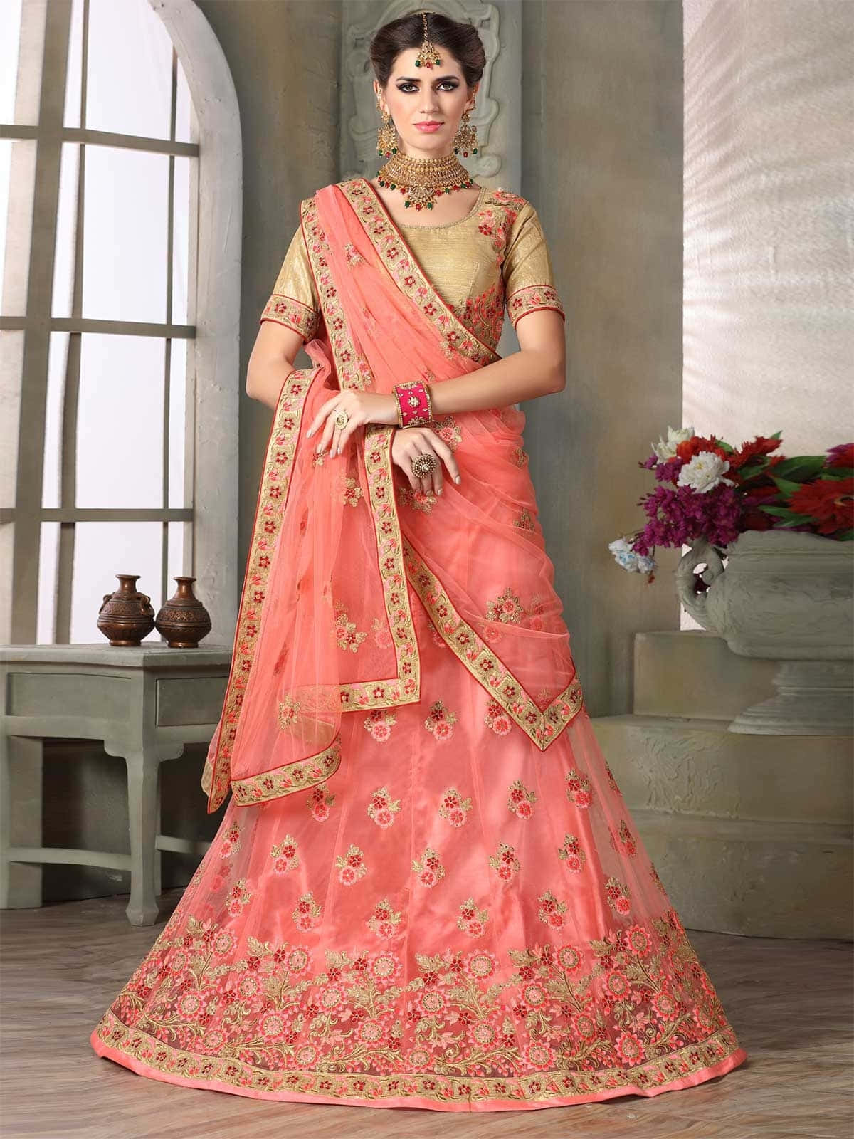 Imagende Una Novia India Con Vestido De Color Durazno Y Flores.