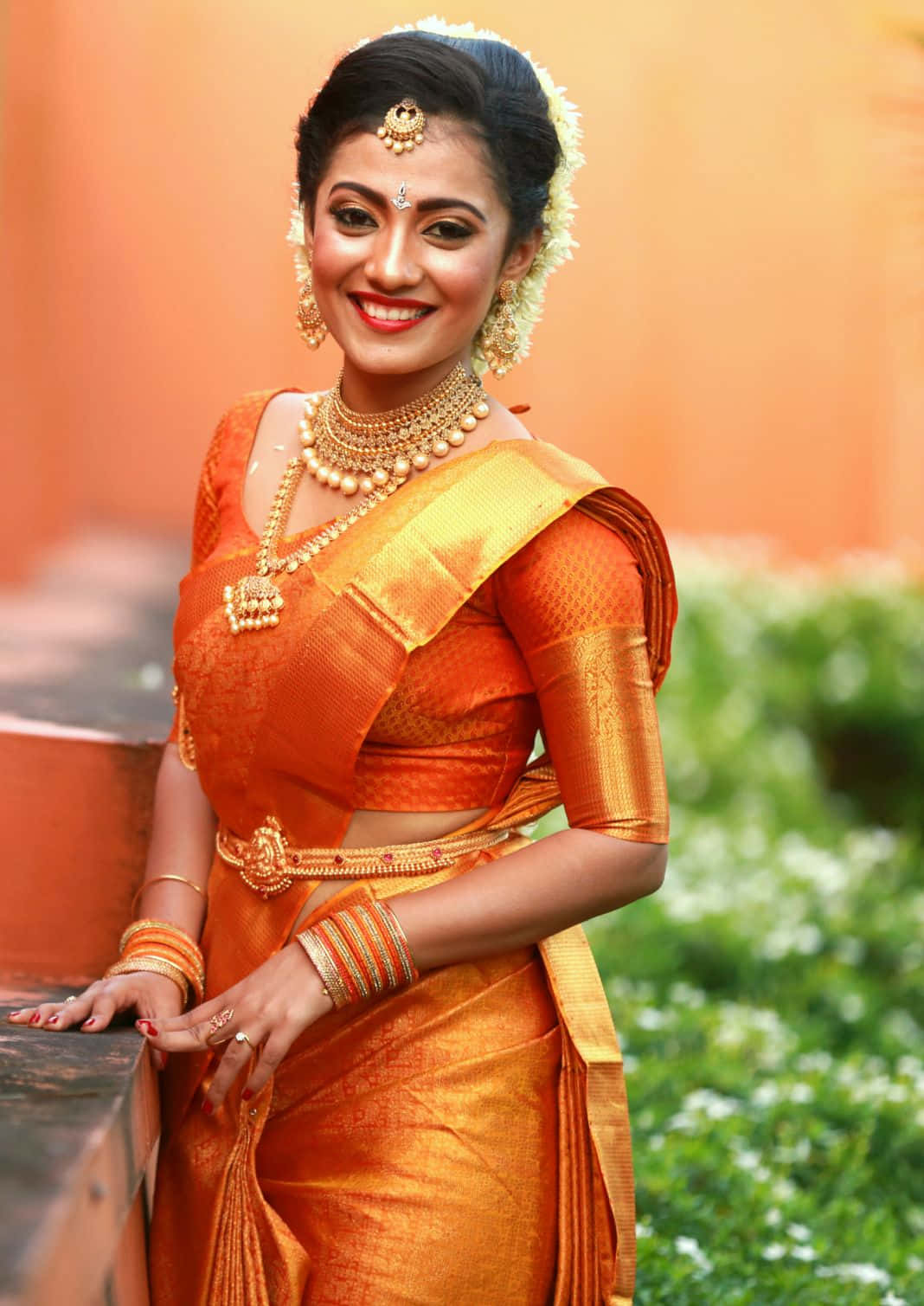 Indischebraut Im Orangefarbenen Kleid Bild
