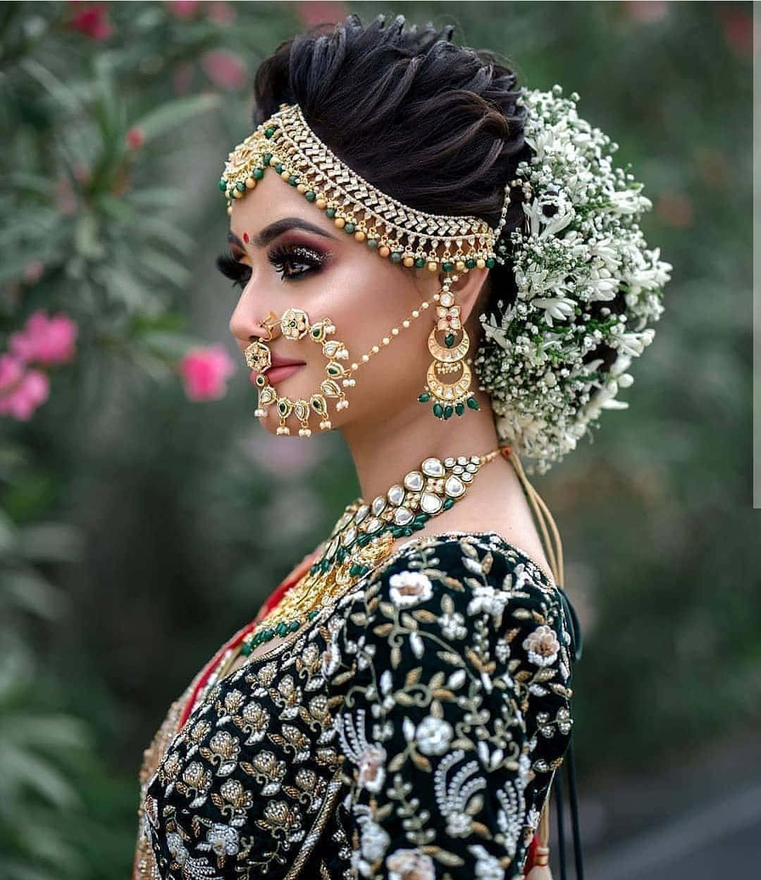 Bildeiner Indischen Braut In Schwarzem Blumenkleid