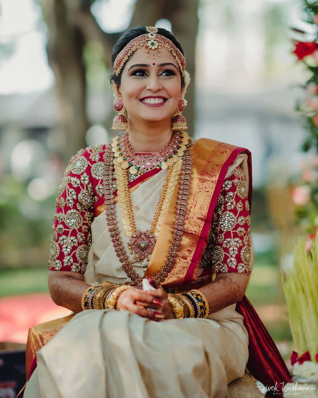 Indisk brud siddende og smilende billede.