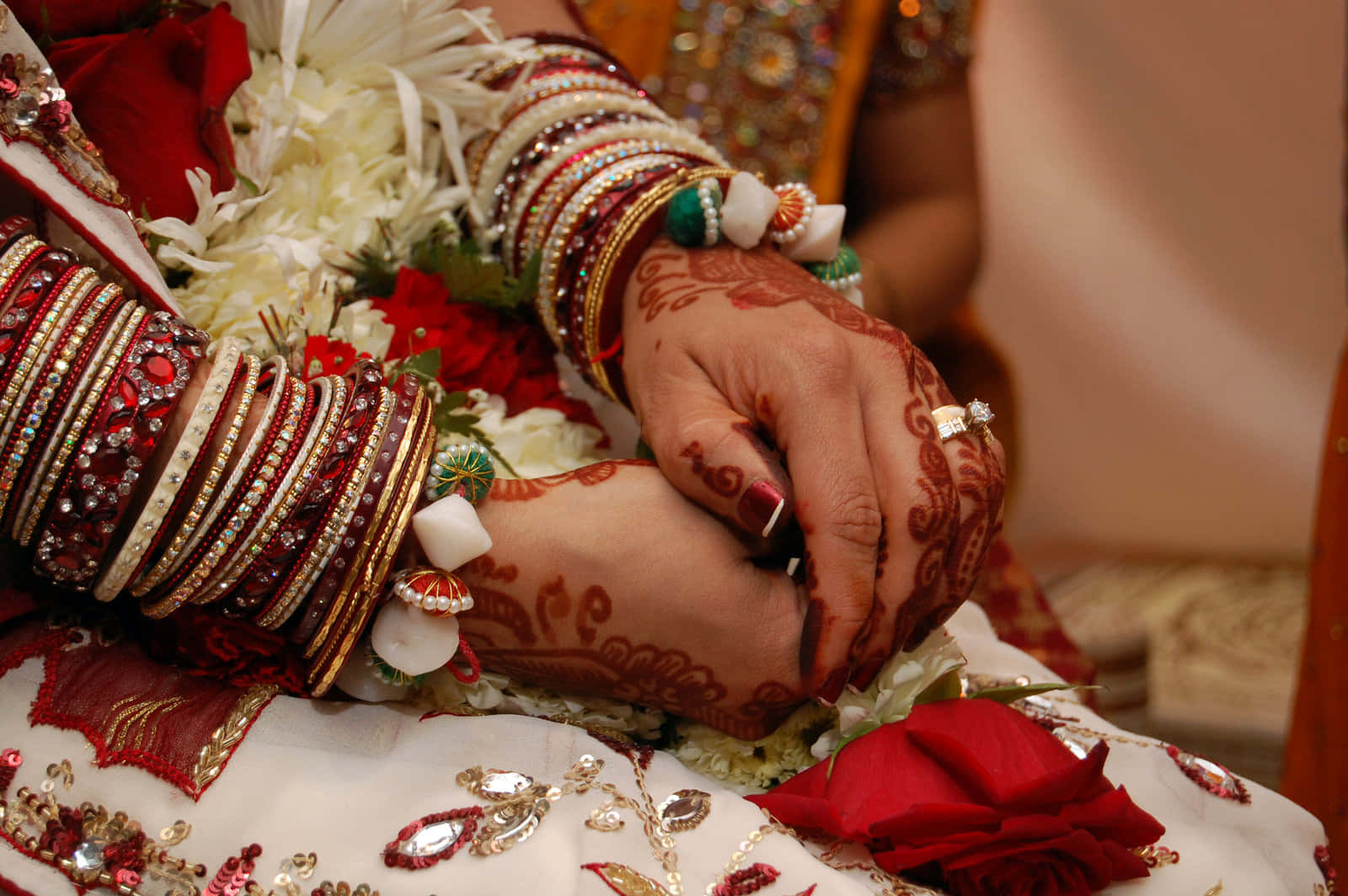 Bildeiner Indischen Braut Mit Vollen Händen Voller Armbänder