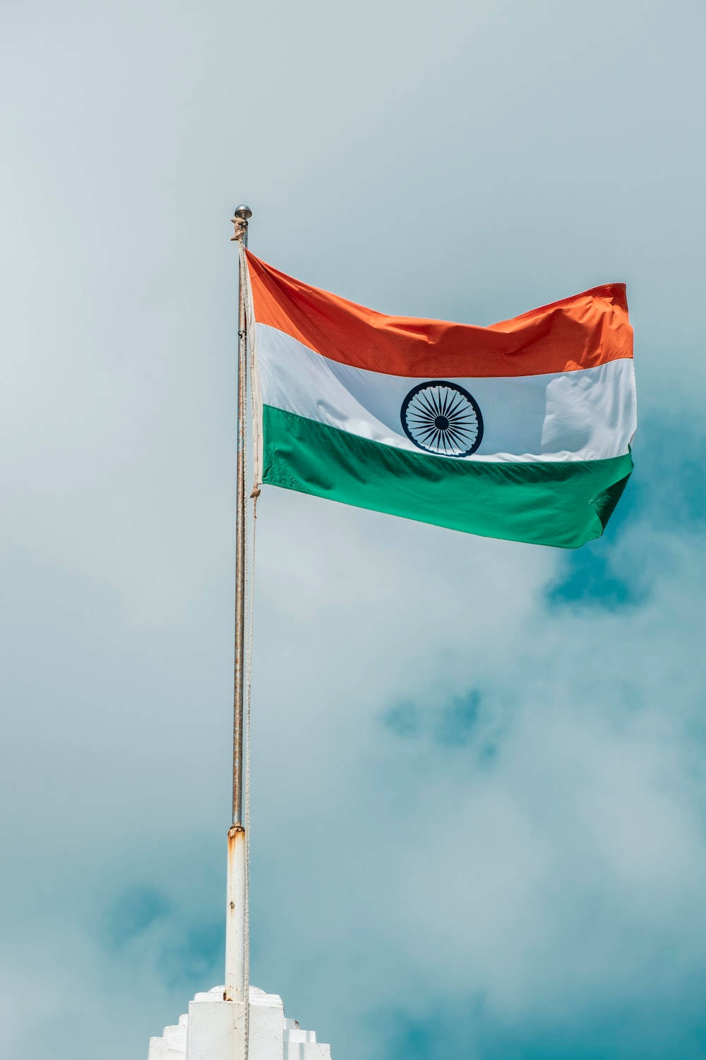 Indisk Flag Hd Under Hvide Skyer Wallpaper