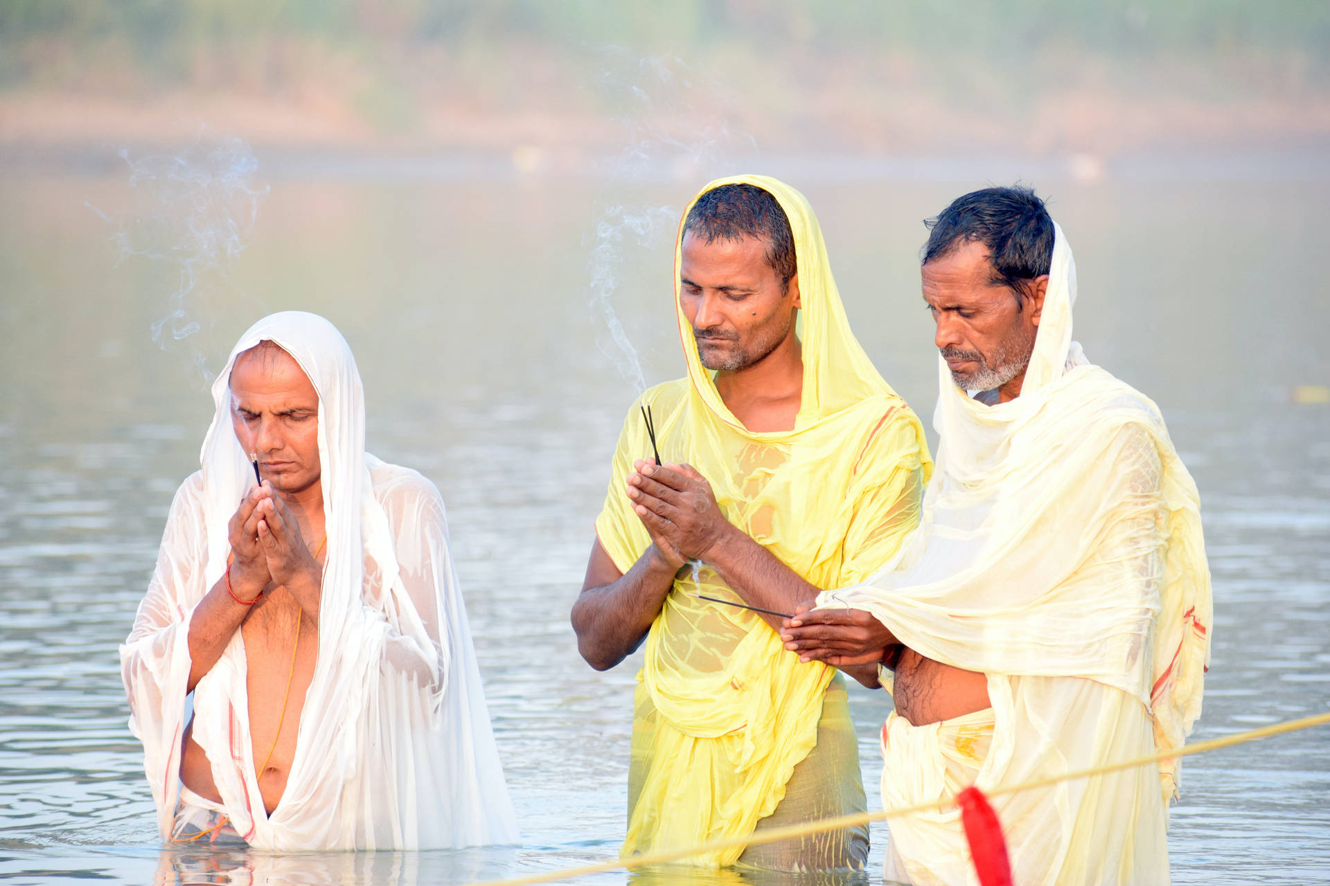Indischemänner Beten Während Des Chhath Puja Wallpaper
