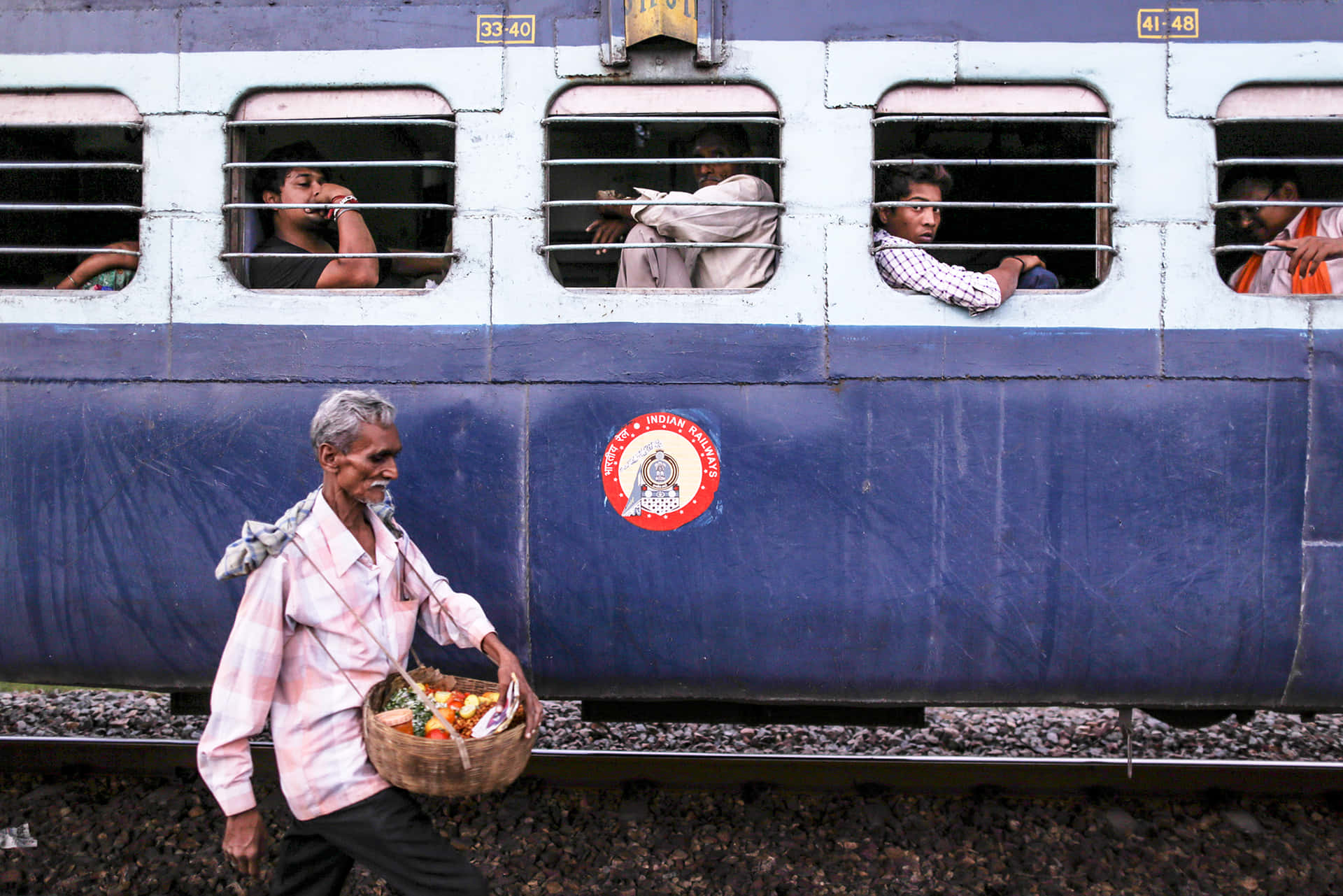 Bildkorsande Järnvägsspår I Terrängen I Indiens Vackra Khajuraho.