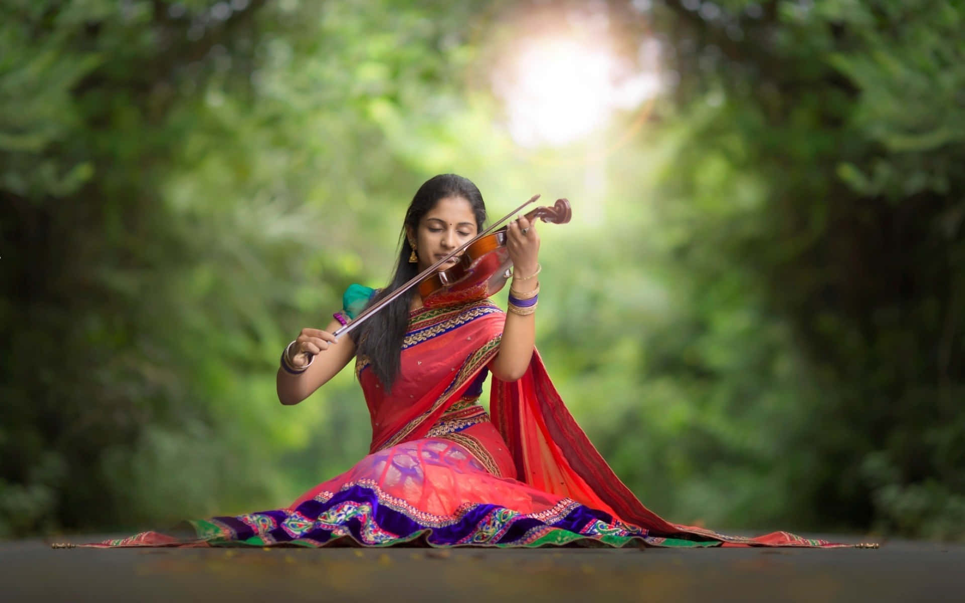 Indiskkvinna Som Spelar Violin I Vidvinkel. Wallpaper