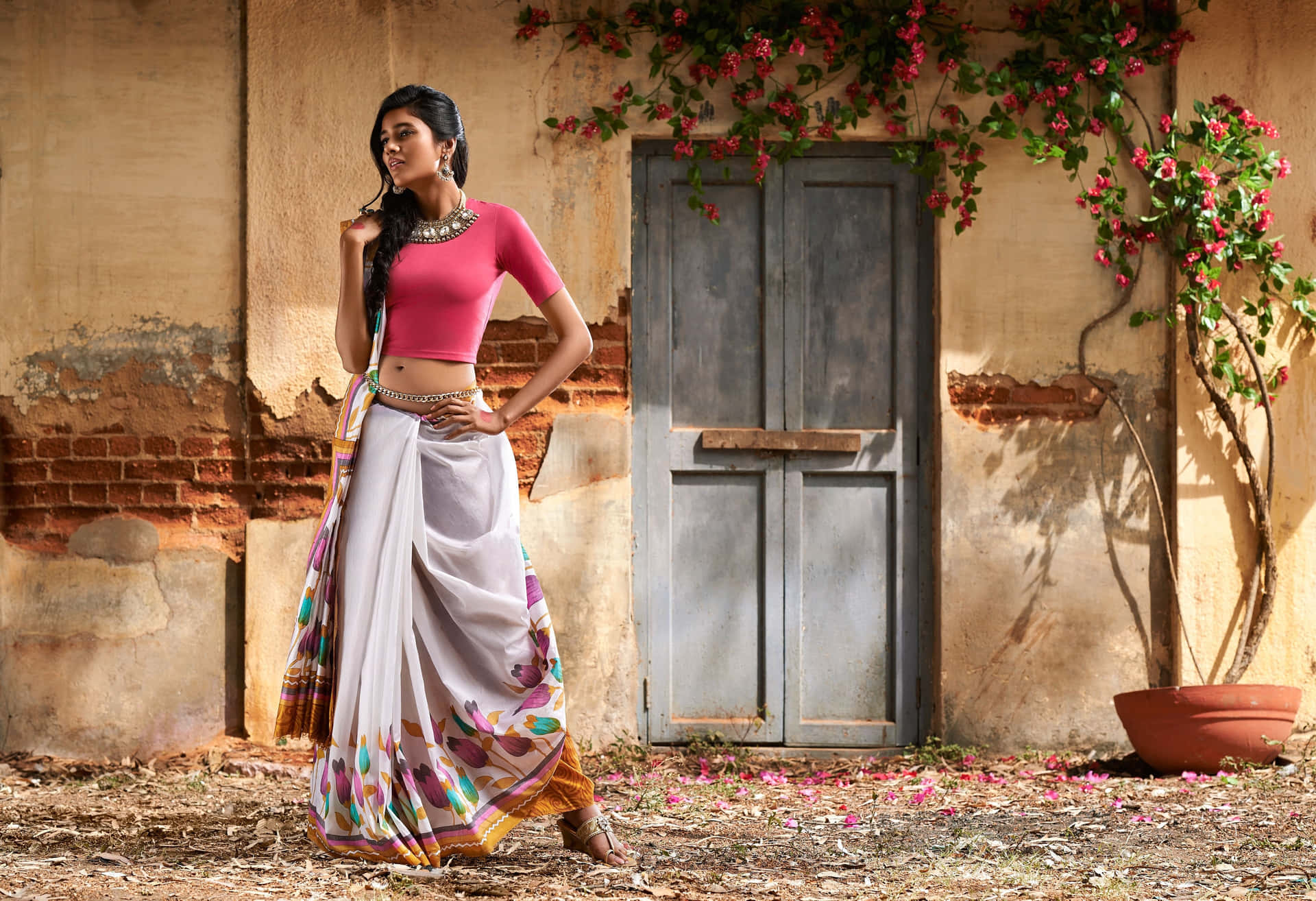 Indisk kvinde Priyanka Kochhar i sari kjole med smykker til skrivebords tapet Wallpaper
