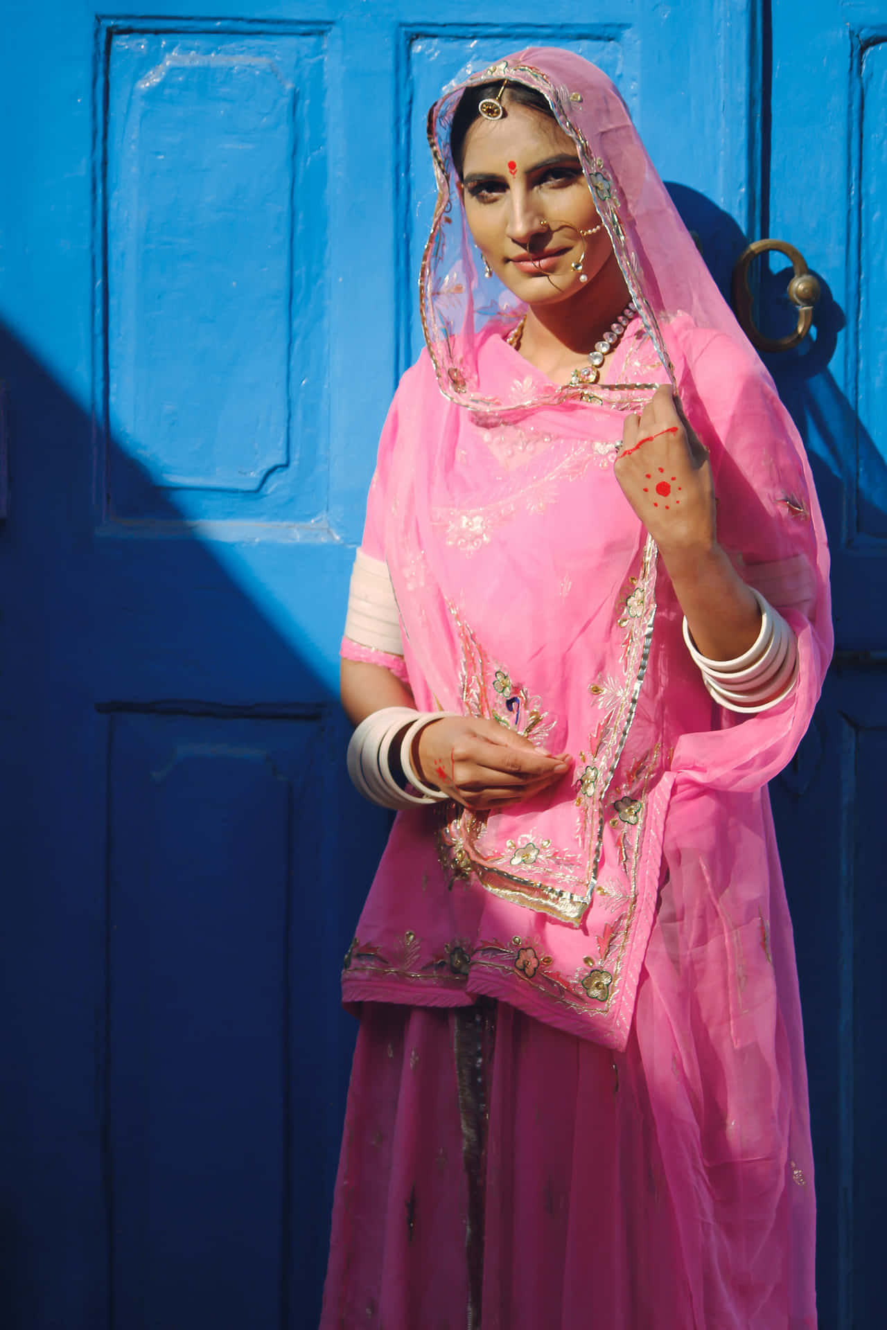 Indisk kvinde iført pink sari portræt tapet Wallpaper