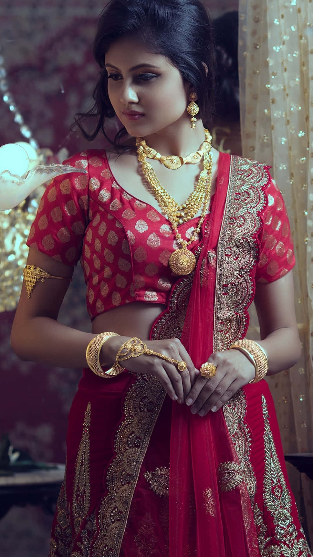 Indisk kvinde iført rød sari og Kundan smykker Wallpaper