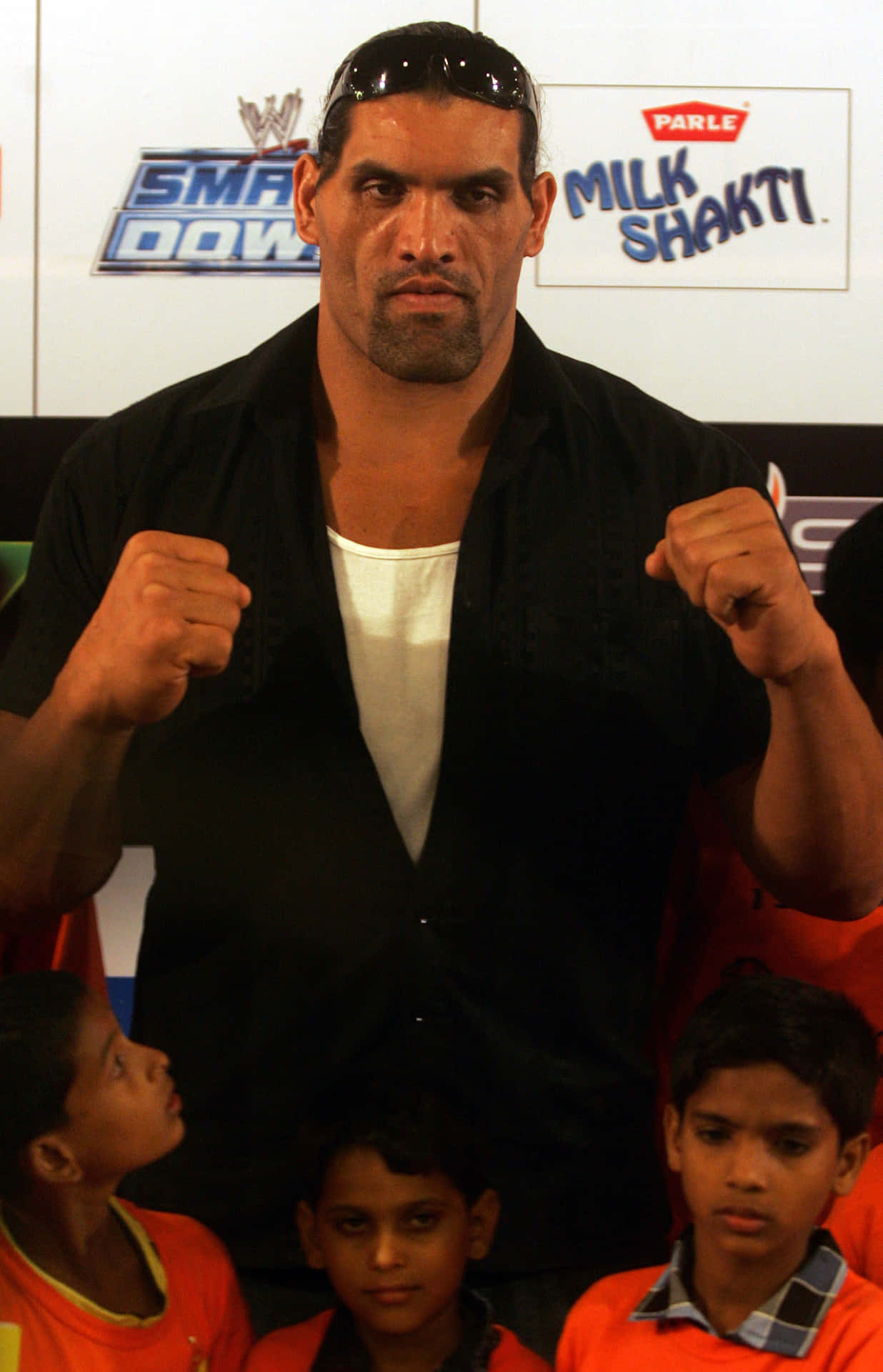 Indian Wrestler The Great Khali With NGO Children Wallpaper