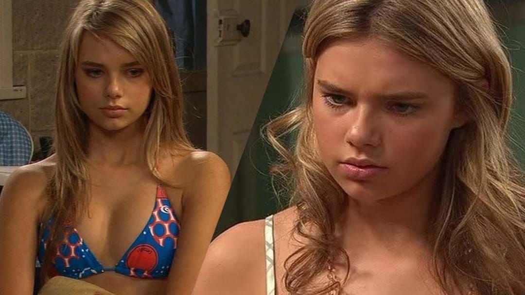 Indiana Evans Blauwe Bikini En Intense Blik Achtergrond