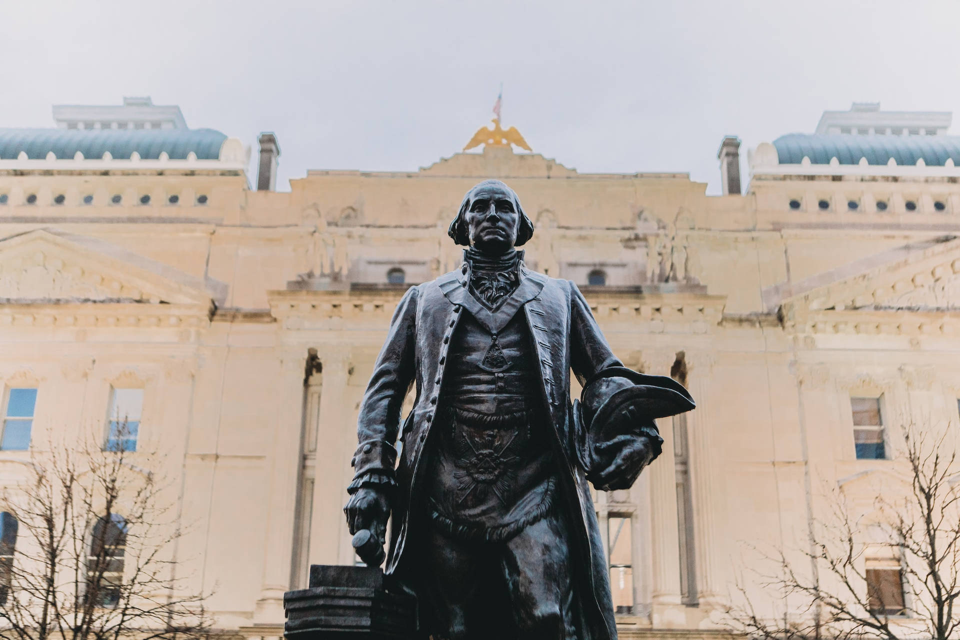 Statuadi George Washington Del Capitolio Di Indianapolis. Sfondo