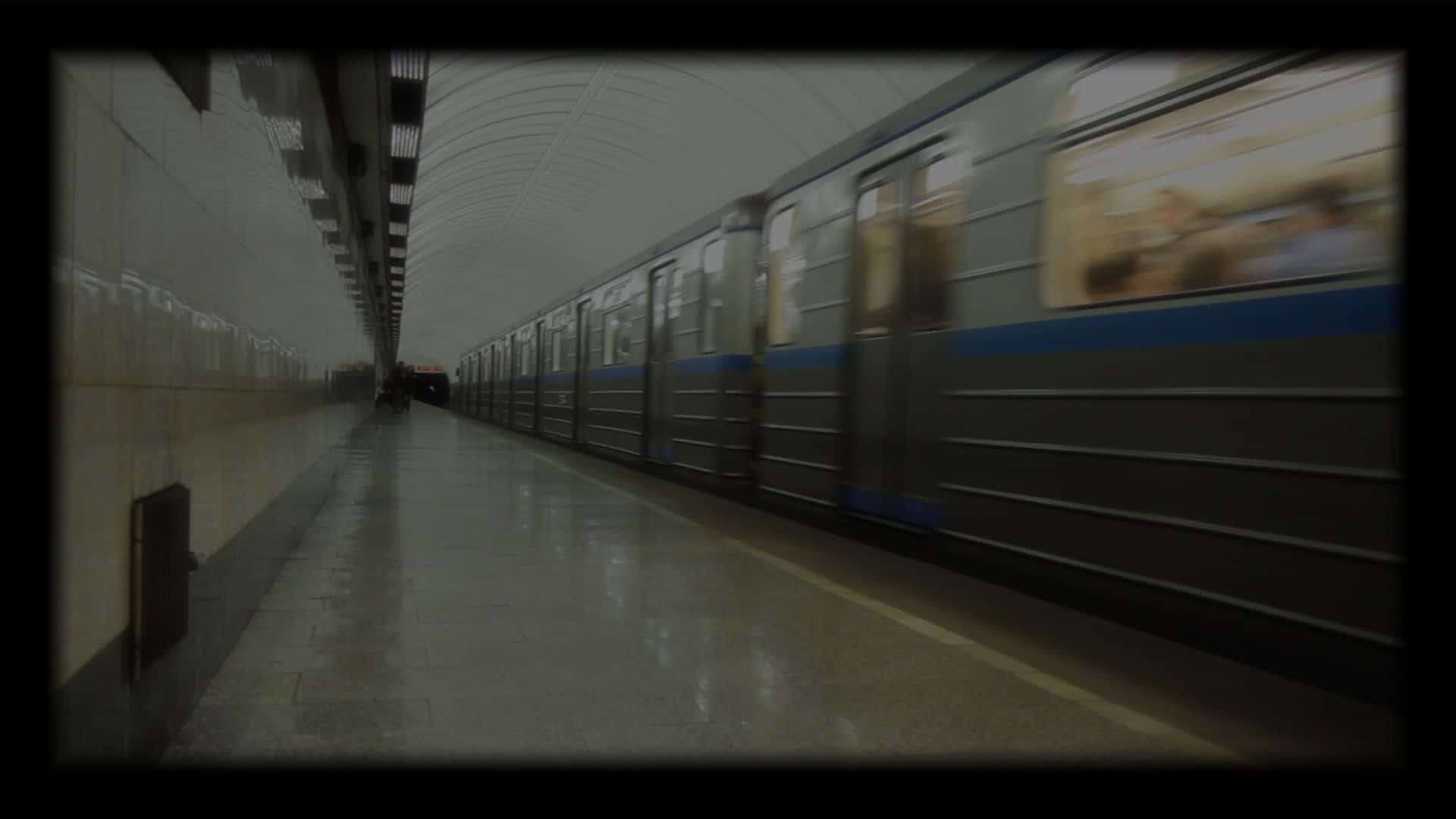 Et tog kører ned ad metrosporet Wallpaper