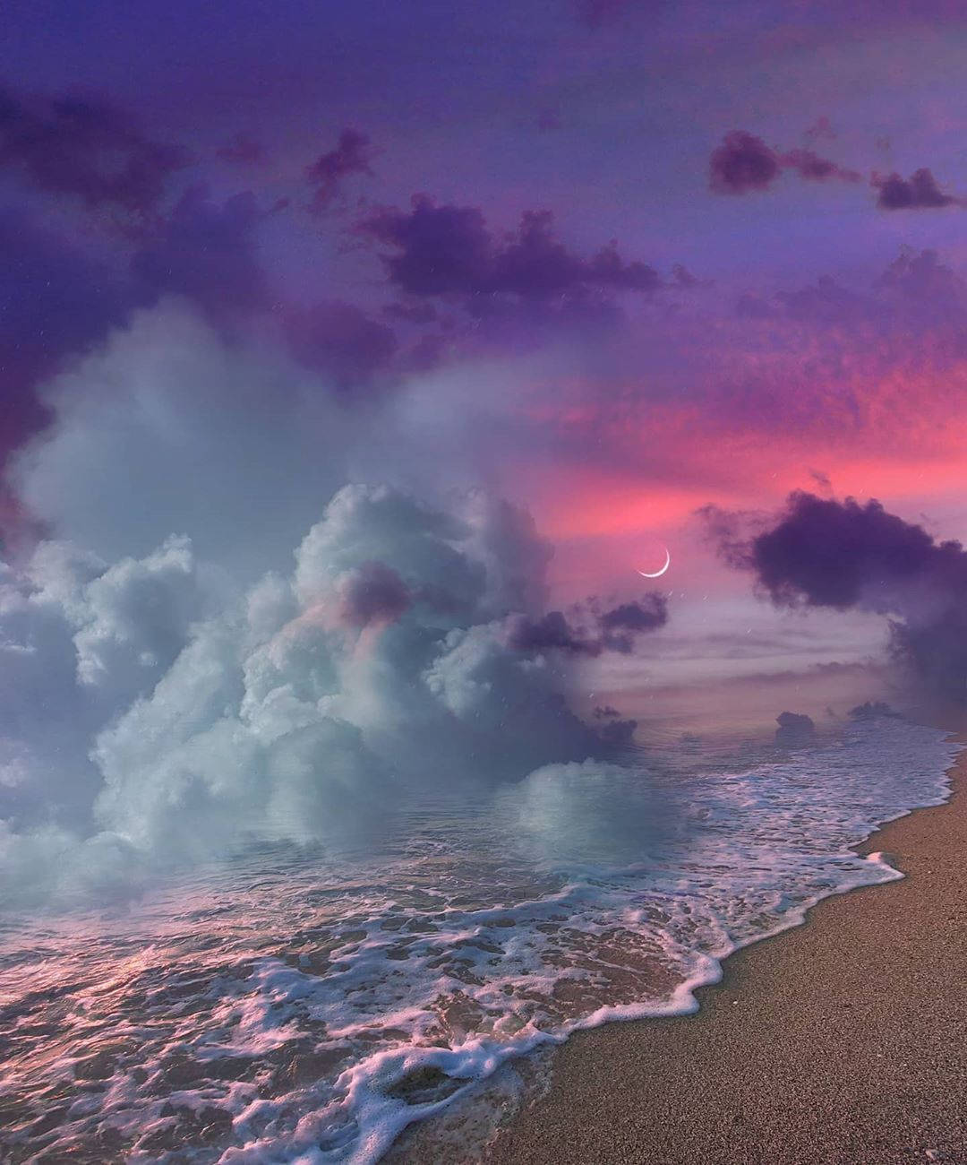 En strand med skyer og en måne ved solnedgang Wallpaper