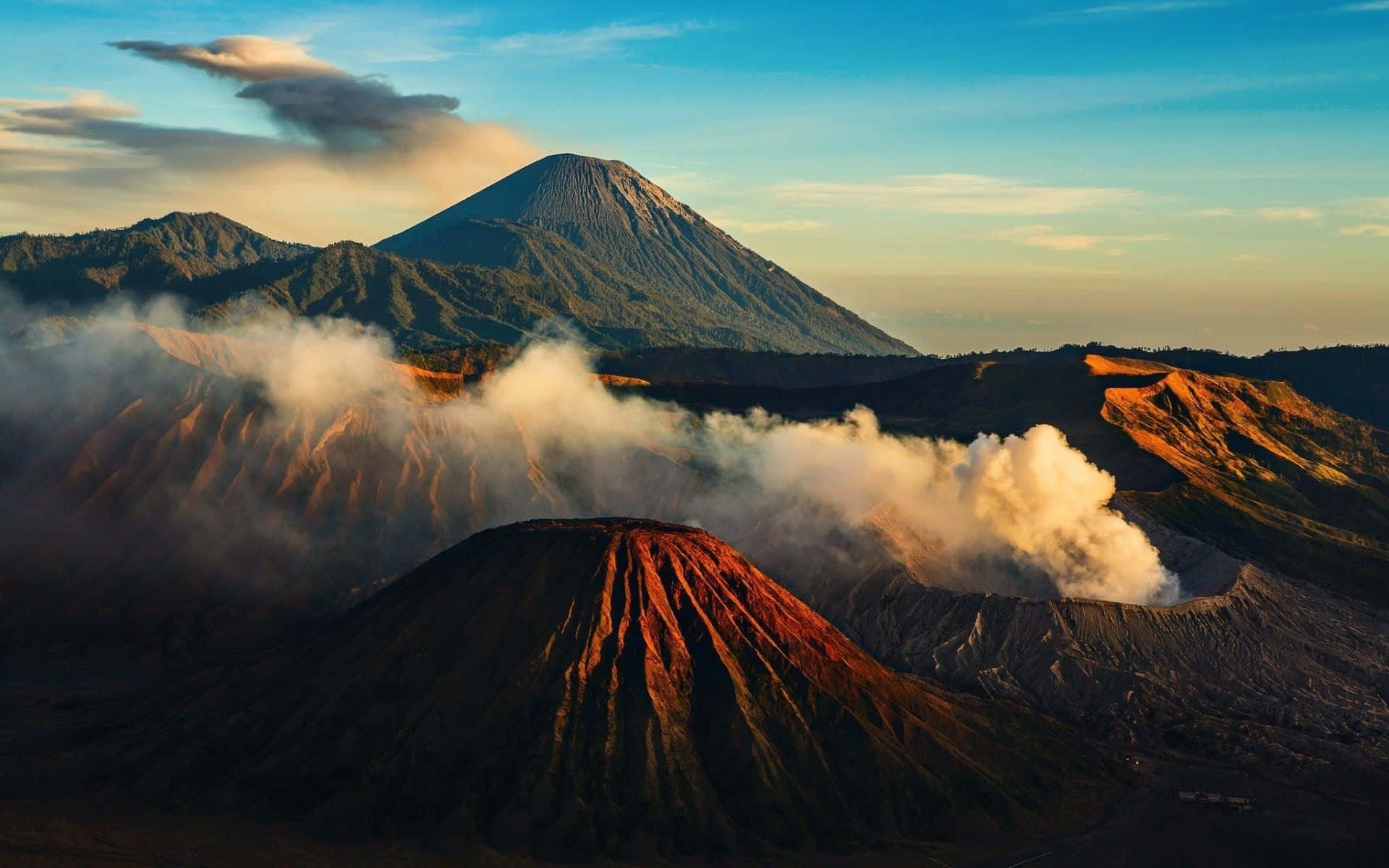 Utforskade Majestätiska Vulkanerna Och Vackra Stränderna I Indonesien