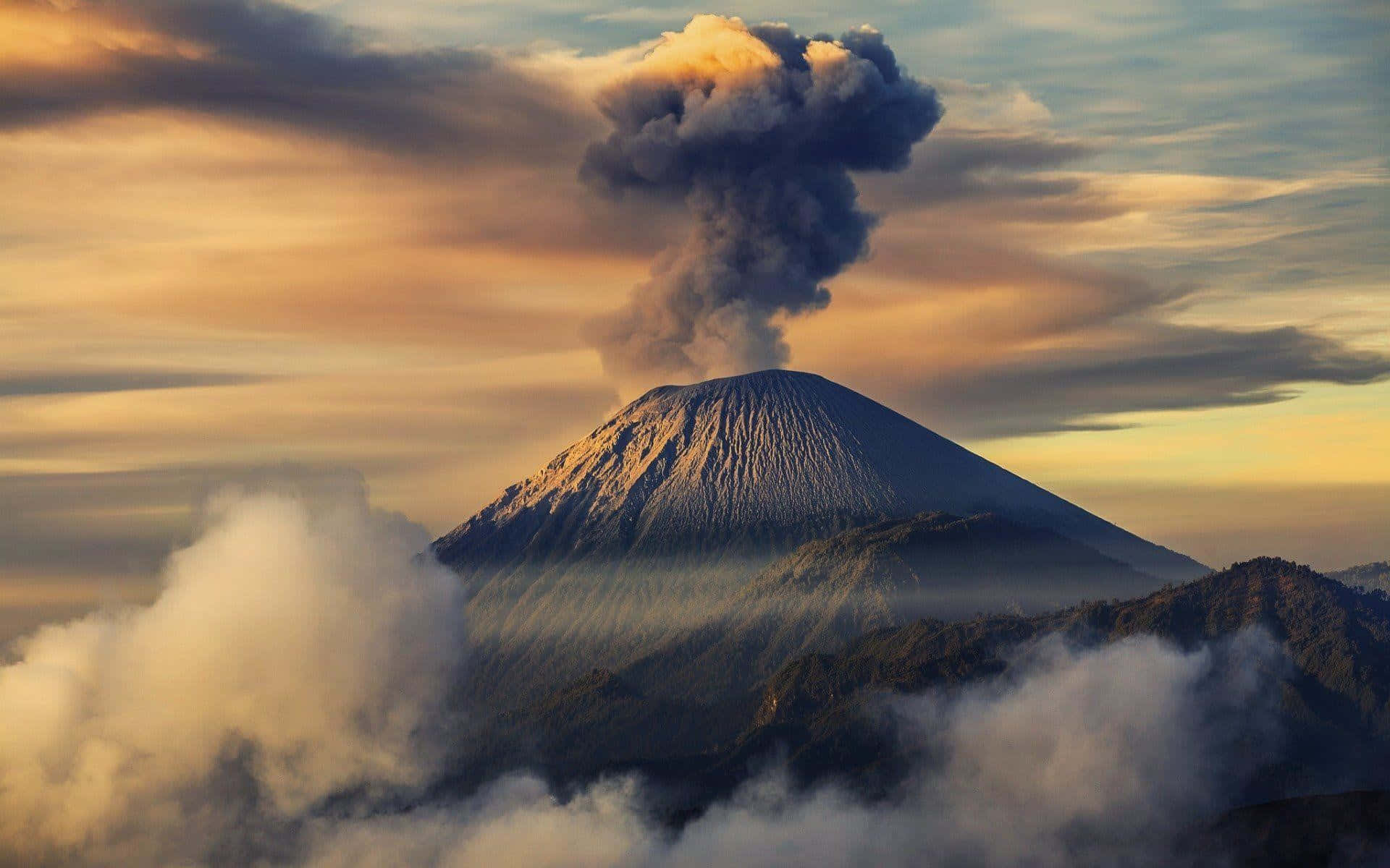 Ilmaestoso Vulcano Semeru Erutta In Indonesia. Sfondo
