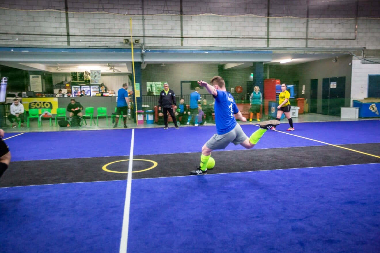 Indoor Voetballer Schopt Bal Achtergrond