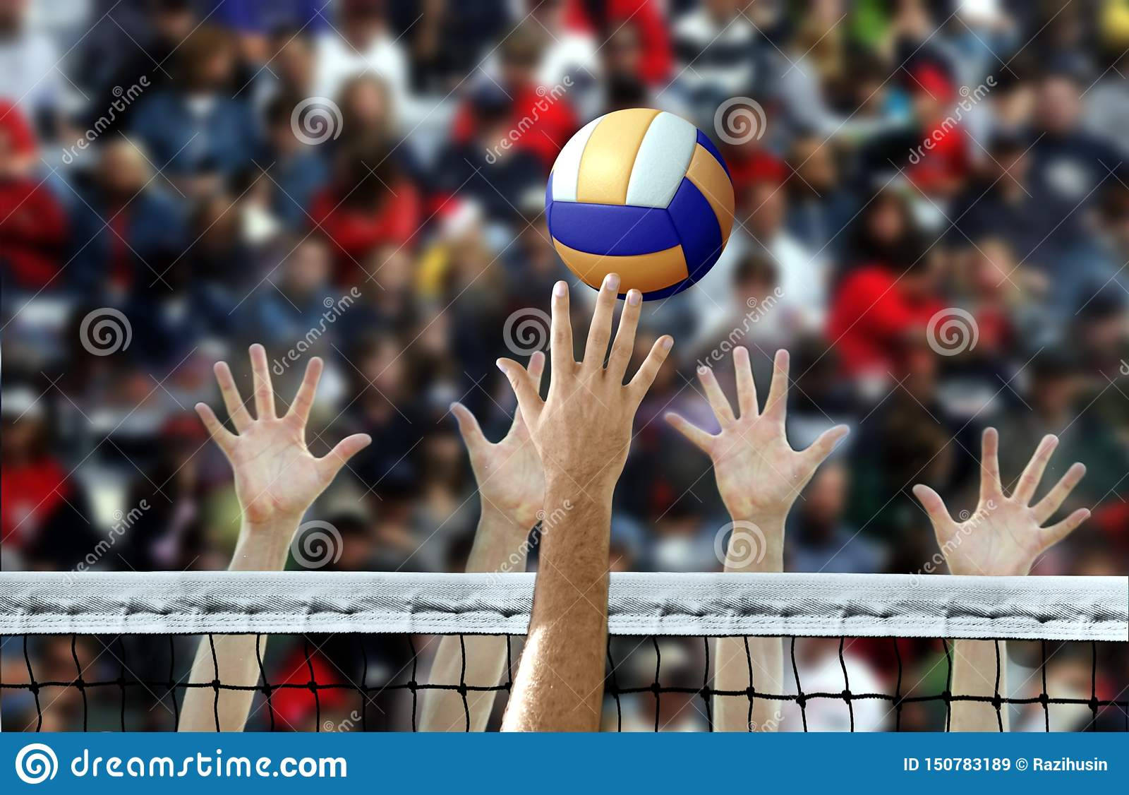 Pelotade Voleibol Alcanzando Las Manos De Las Personas En La Multitud Fondo de pantalla