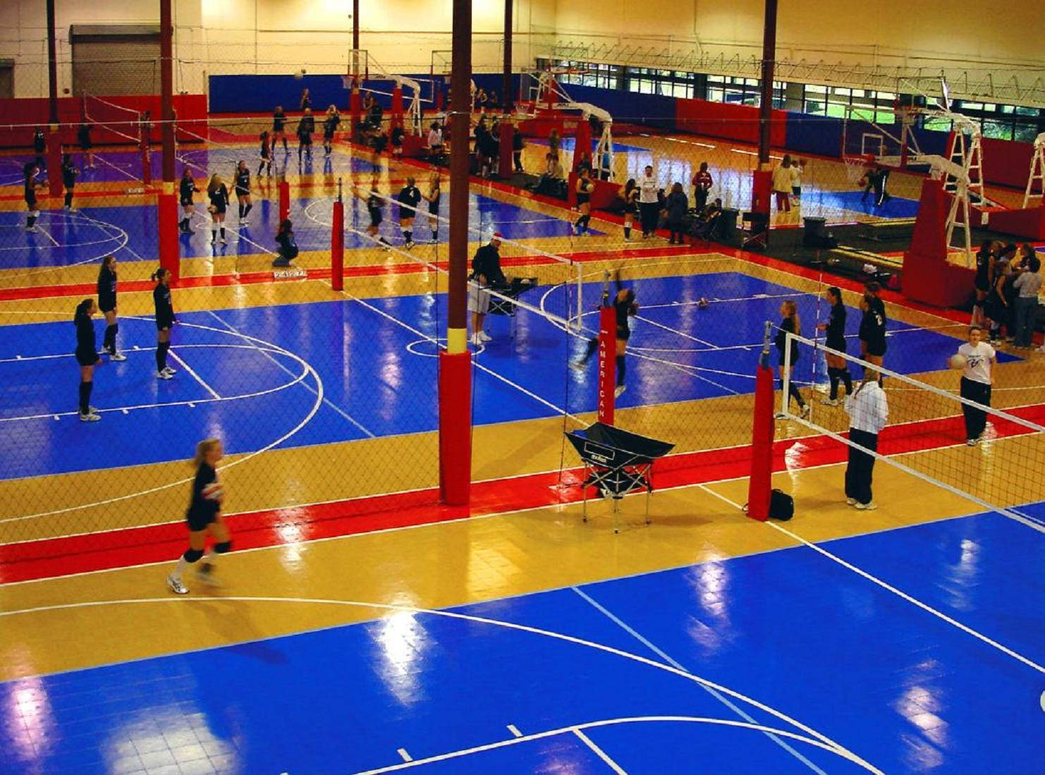 Prepáratepara El Día Del Partido Y Haz Tus Apuestas En La Cancha Para Un Partido De Voleibol En Interiores. Fondo de pantalla