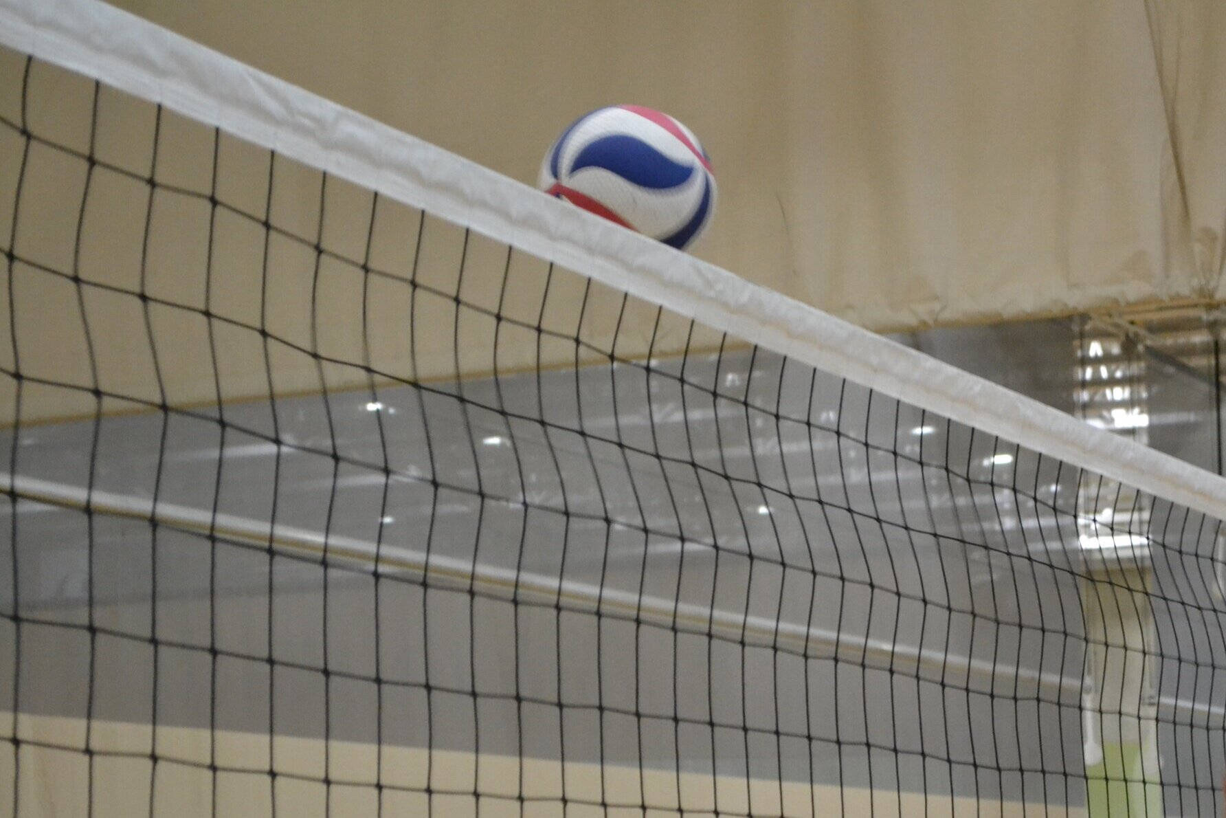 Sejr vejr i et intens spil af indendørs volleyball Wallpaper
