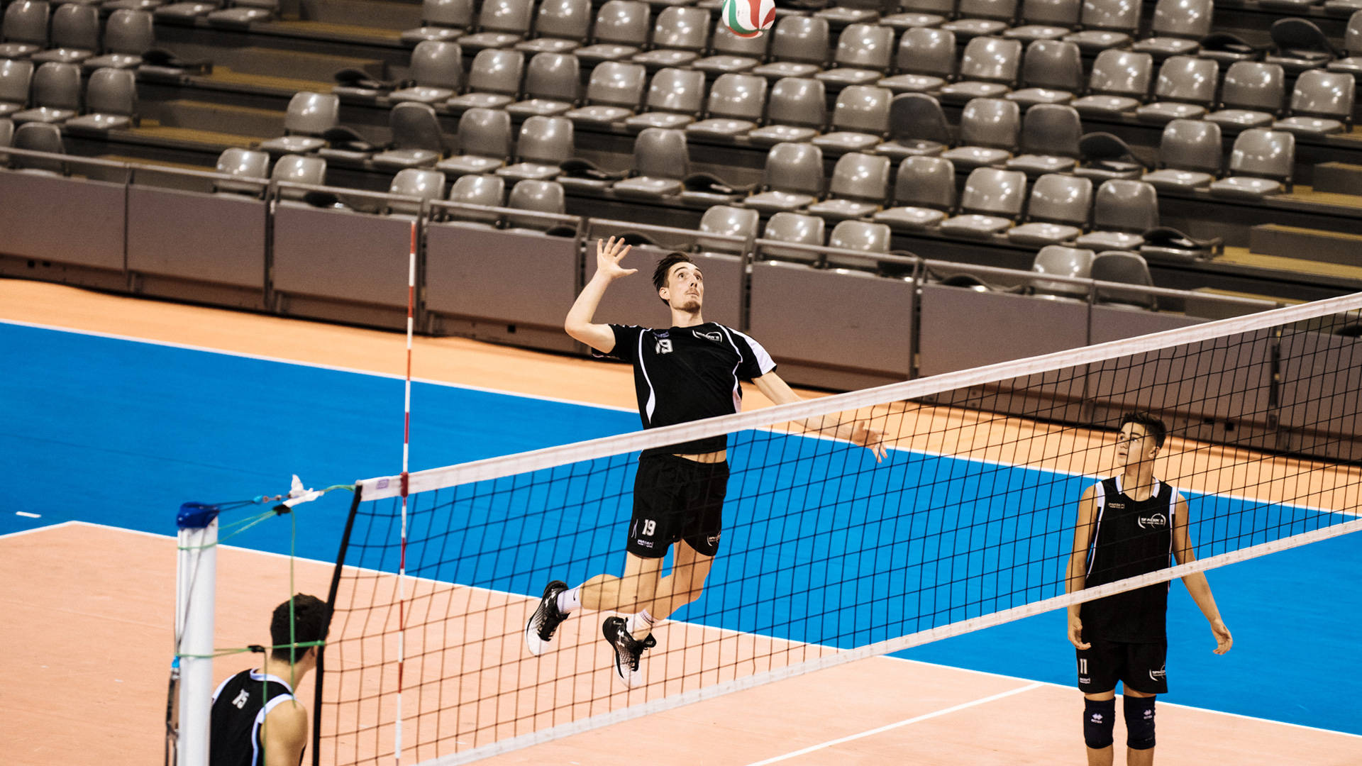 Machdich Bereit, Um Das Volleyballspiel In Der Halle Zu Dominieren! Wallpaper