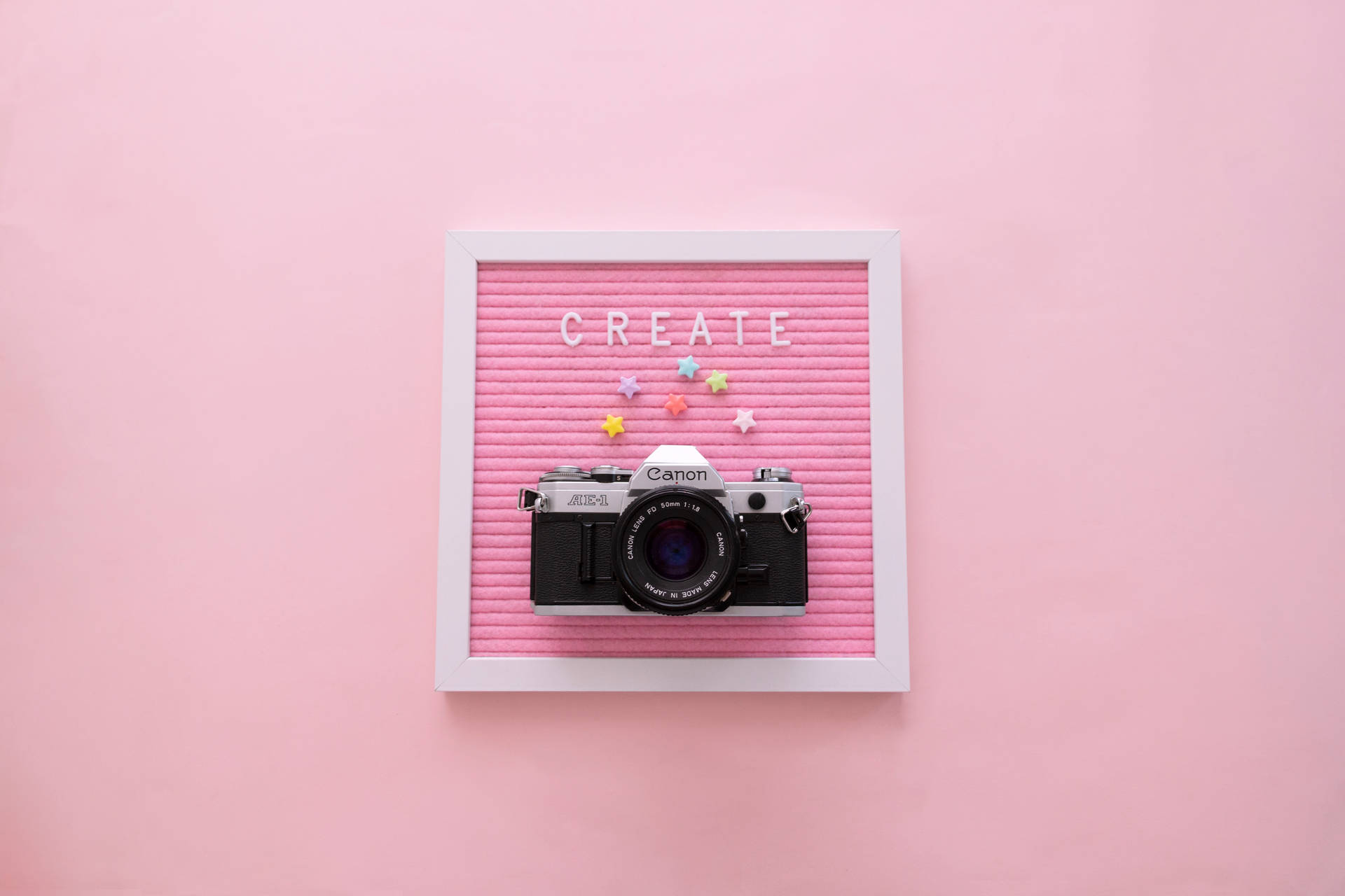 Indrammet Kamera Æstetisk Pink Desktop Wallpaper