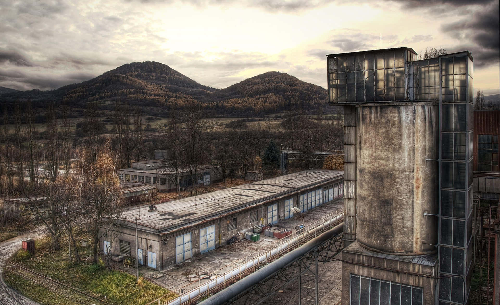 Industriële Magazijn Dichtbij Berg Achtergrond