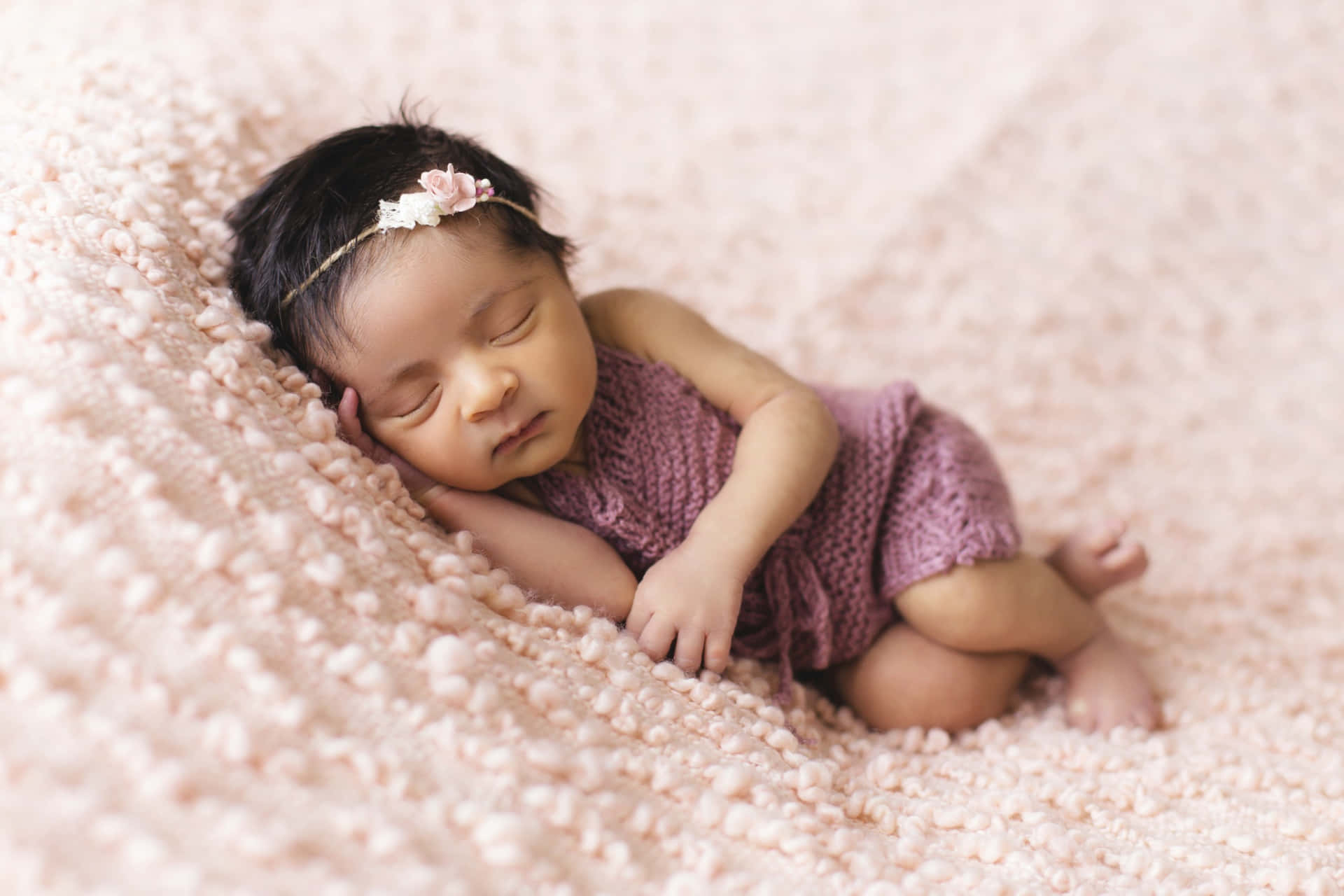 Bedårandespädbarn Mysigt Inbäddad I Sängen
