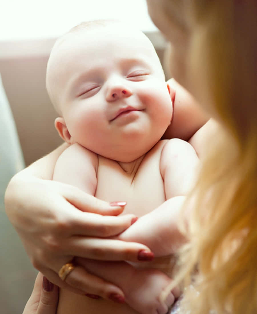 Unbebé Feliz Acostado En Una Cama De Tul Rosa.