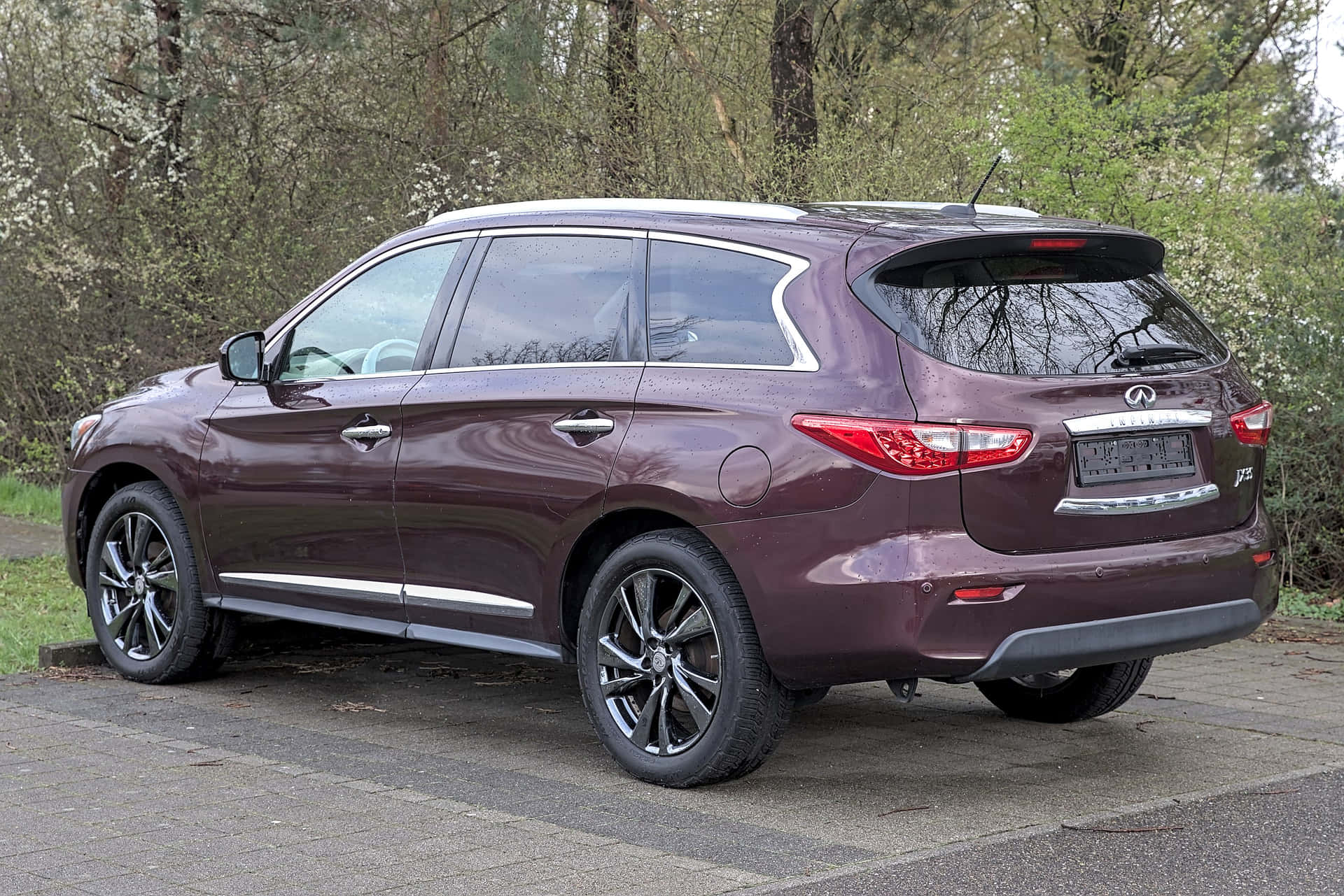 Infiniti JX35 - A Perfect Blend of Luxury and Performance Wallpaper