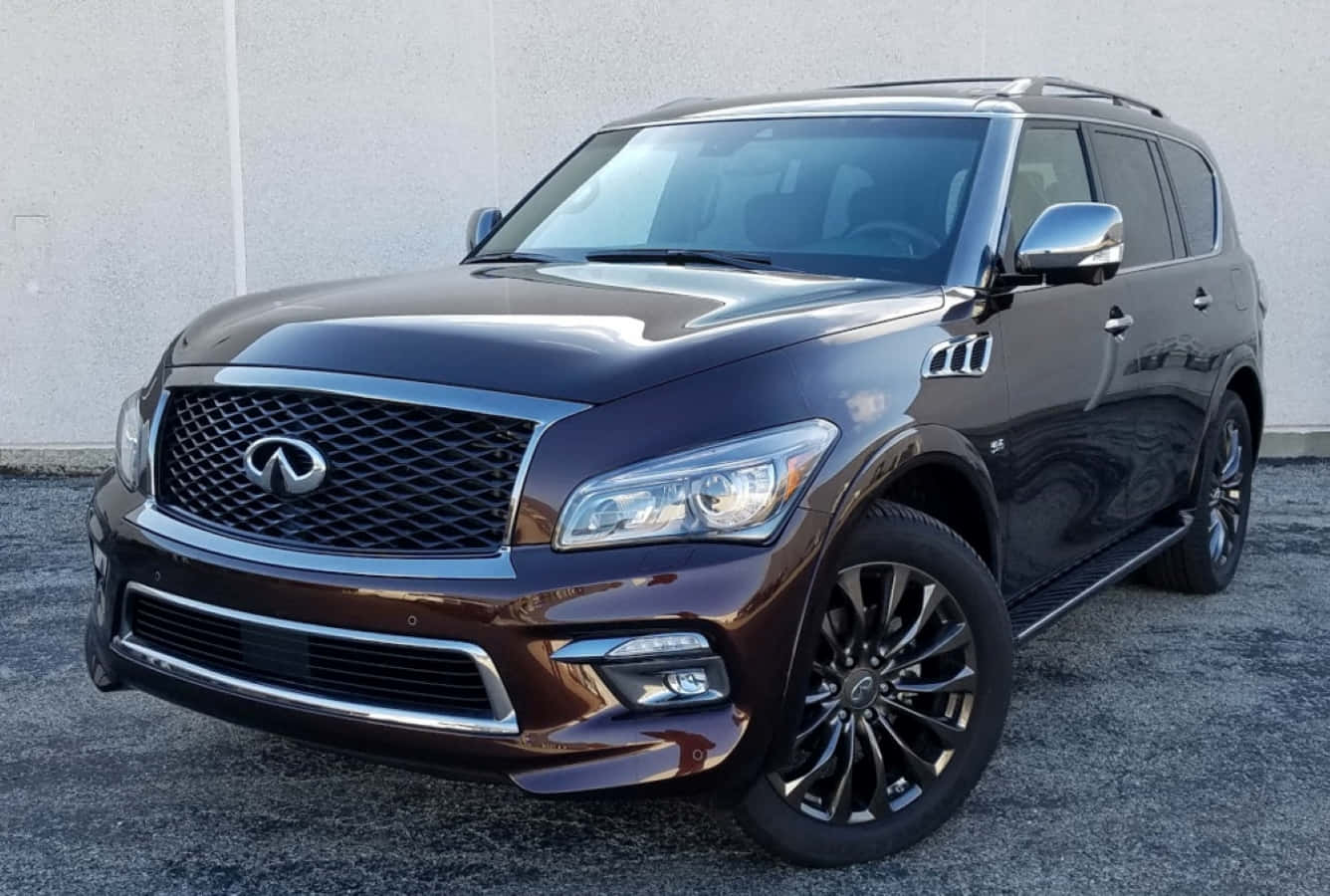 Eleganteinfiniti Qx80 En Un Paisaje Pintoresco Fondo de pantalla