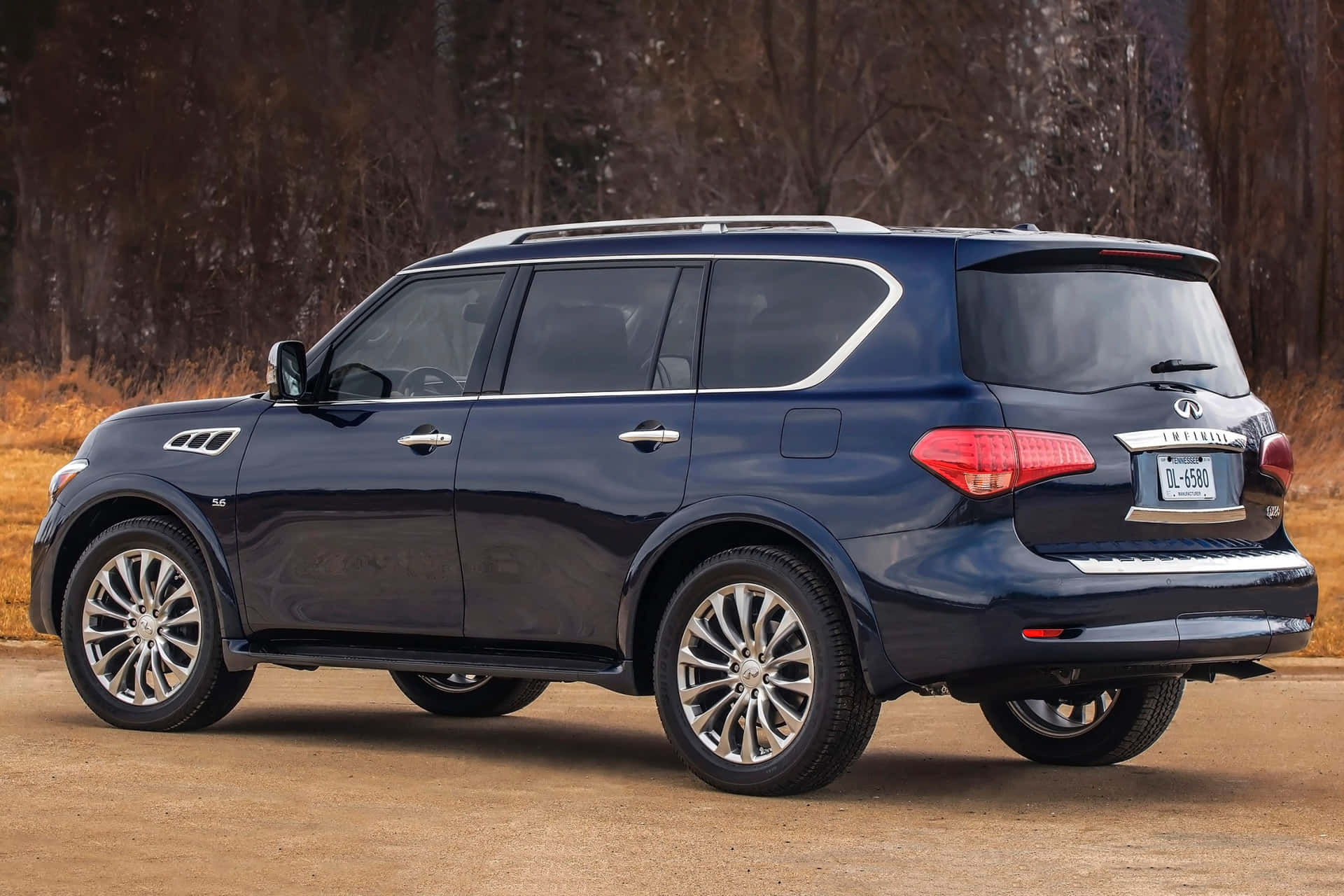 Stunning Infiniti QX80 on the road Wallpaper