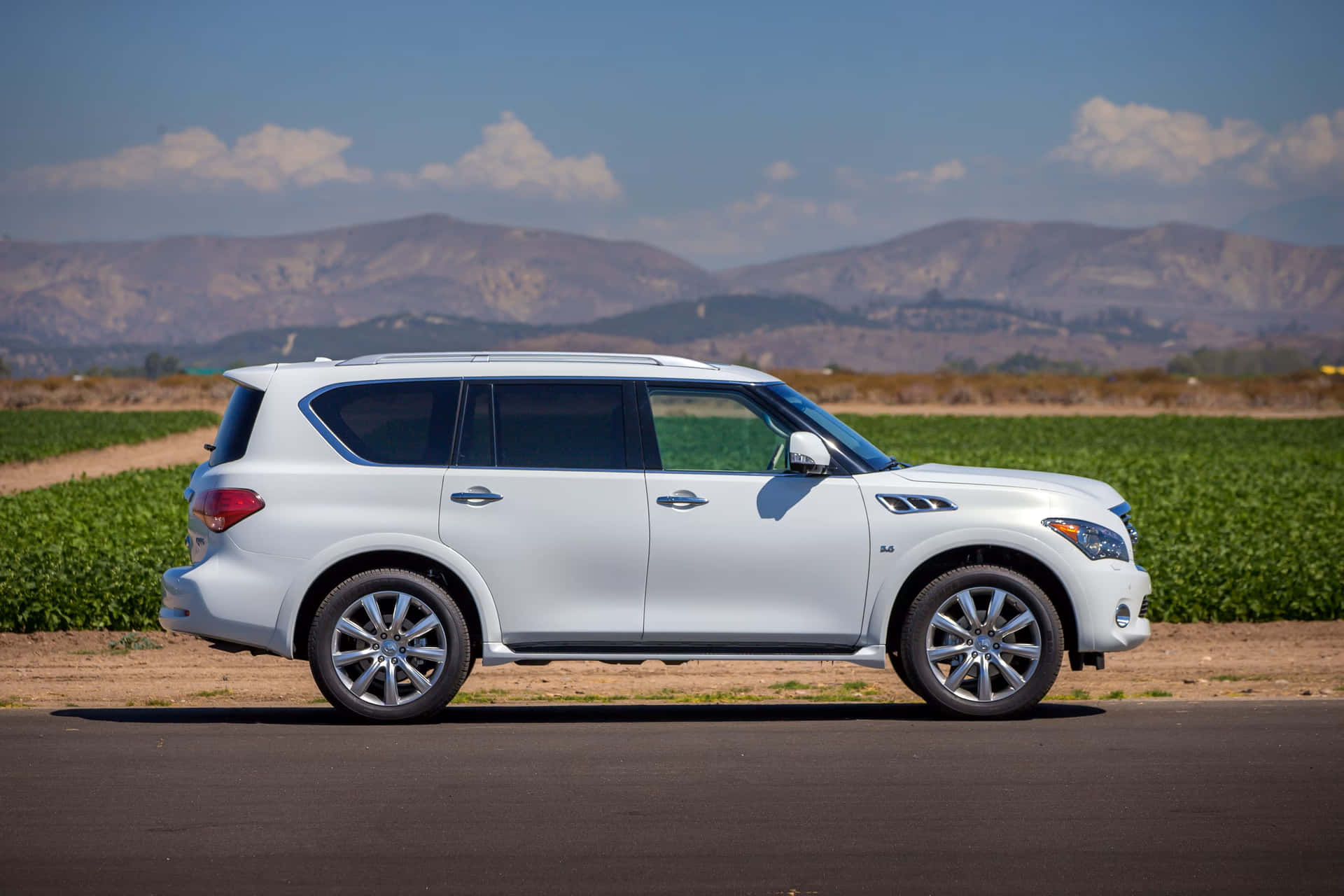 Impresionanteinfiniti Qx80 Suv De Lujo En La Carretera. Fondo de pantalla