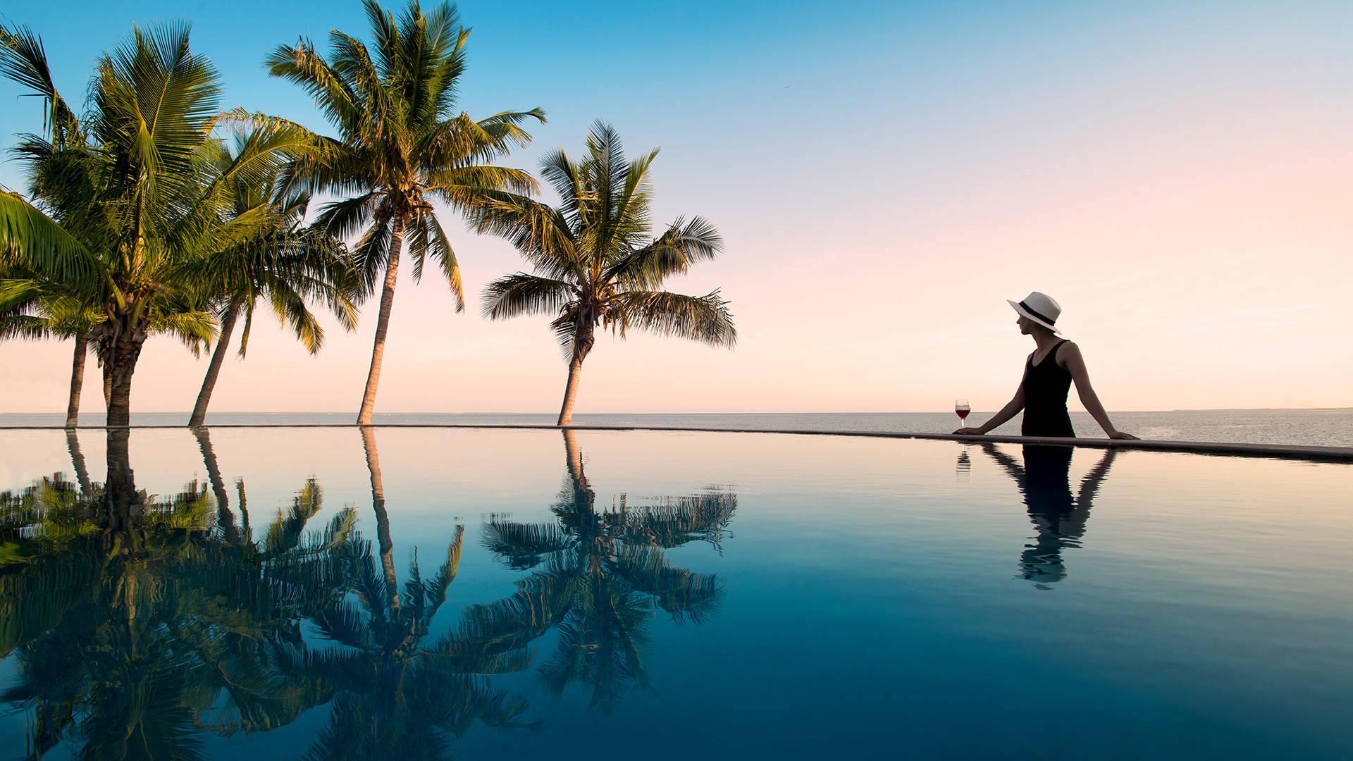 Infinity Pool At Mozambique Hotel Wallpaper