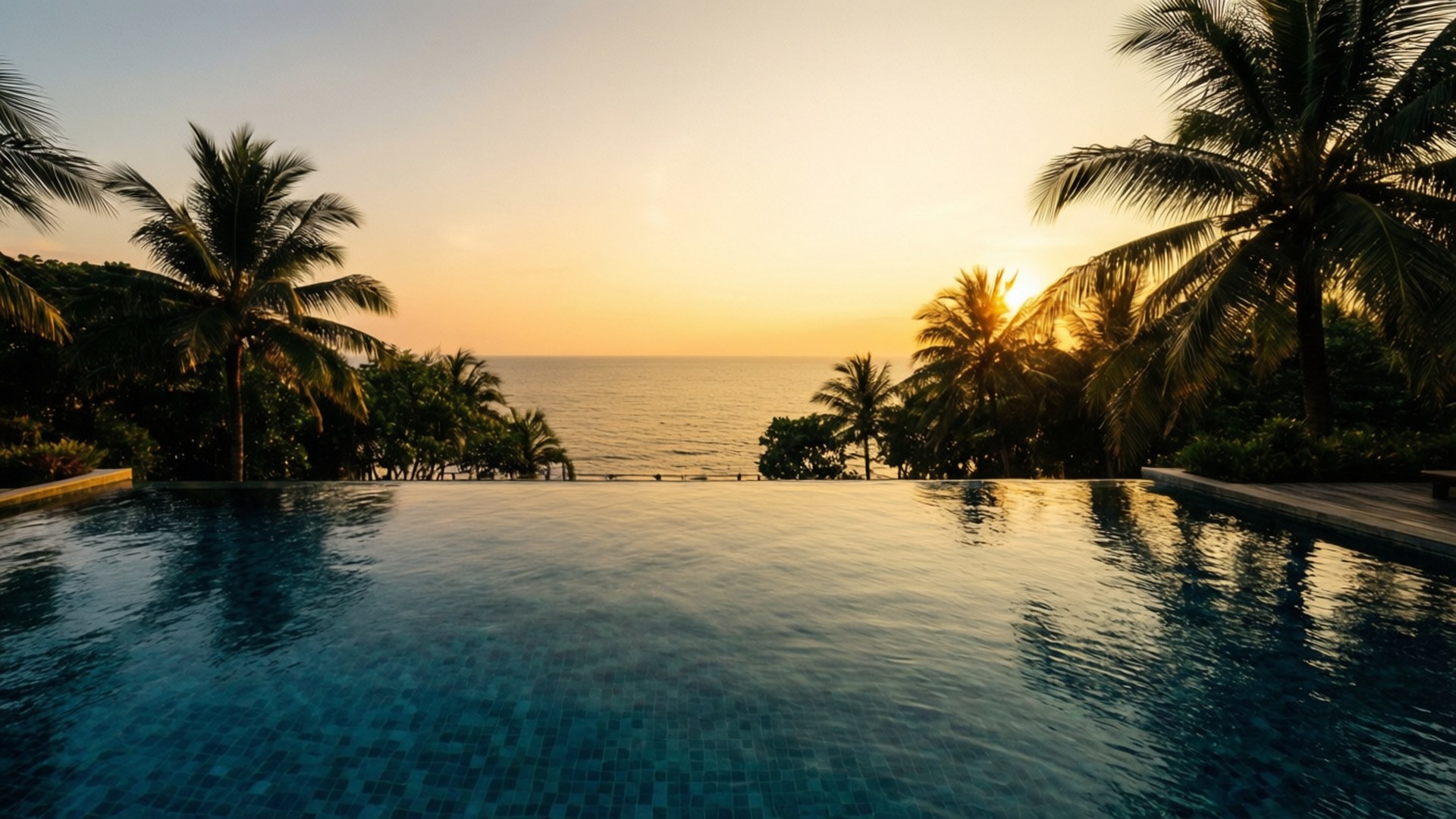 Piscina infinita con vista al océano al atardecer