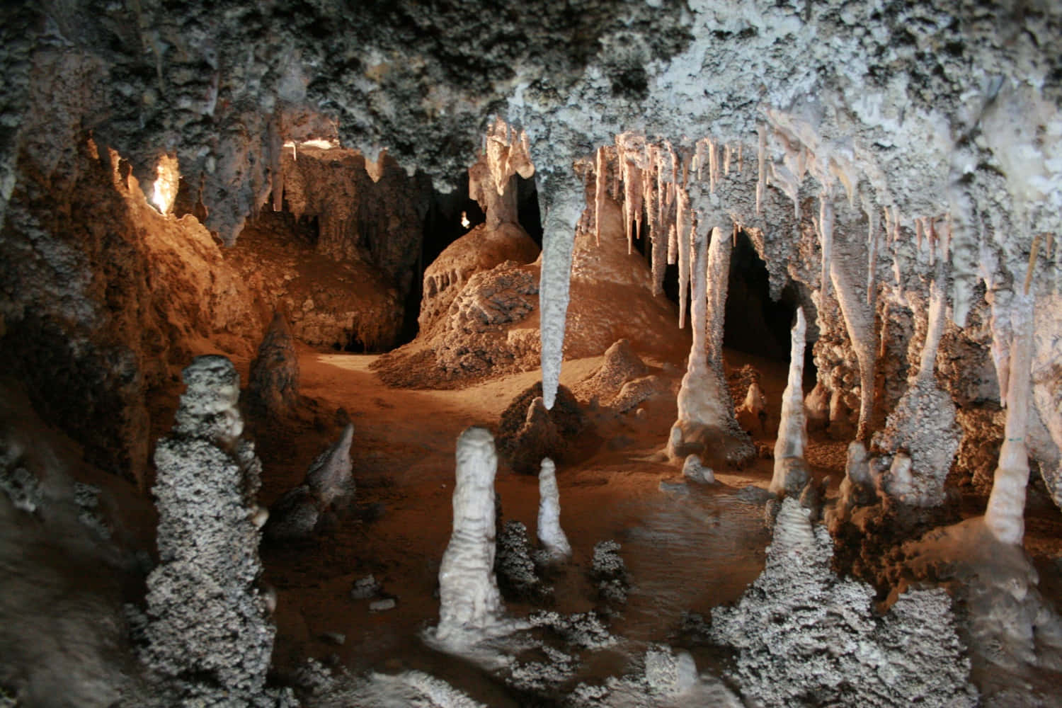 Ingressomisterioso Di Una Caverna Illuminato Dai Raggi Del Sole.